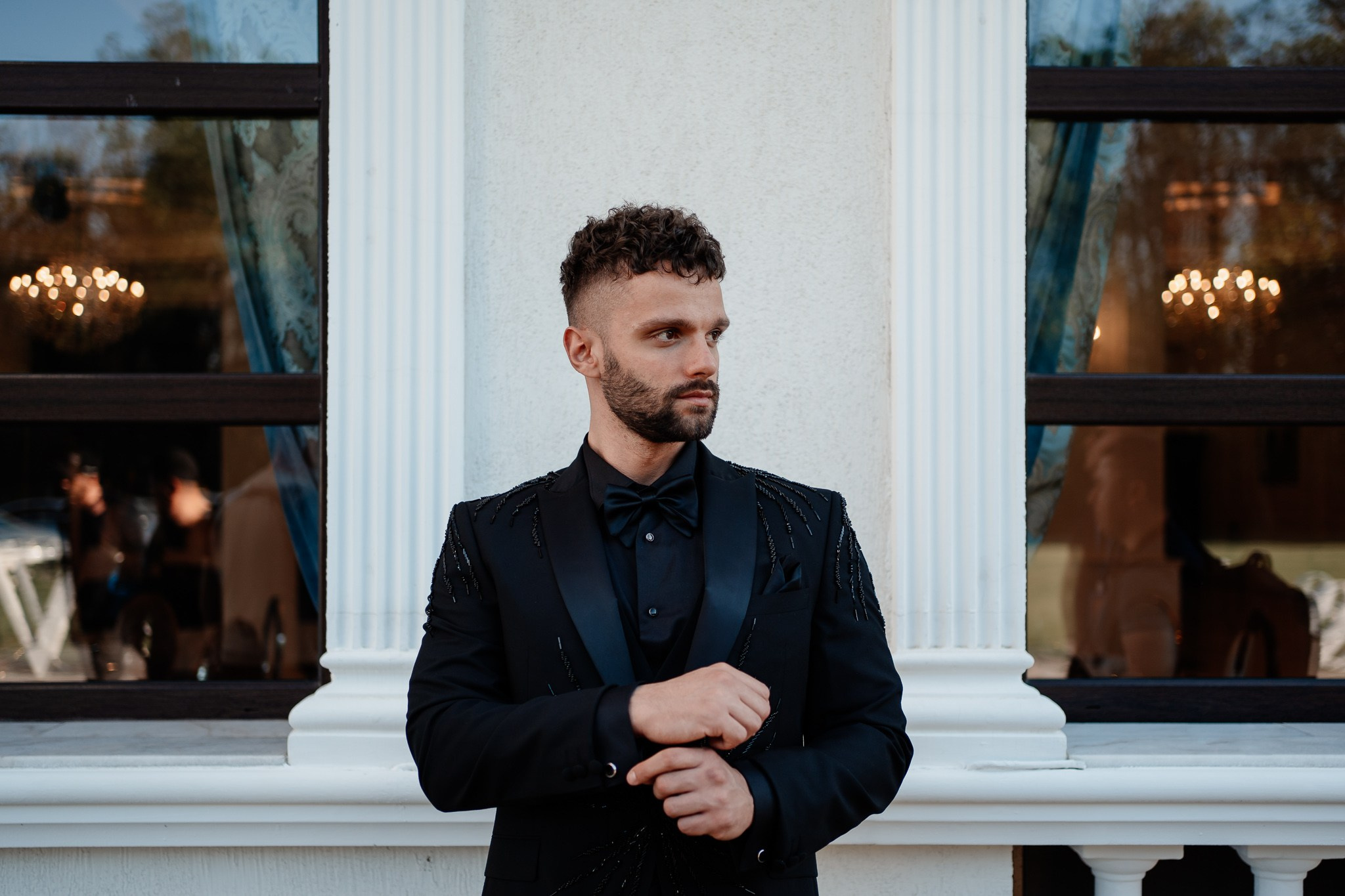 Moment emoționant între miri în ziua nunții, surprins într-un cadru natural și romantic, la Domeniul cu Ciresi. Fotografie de nuntă profesională, editată artistic pentru a evidenția emoția și eleganța evenimentului.