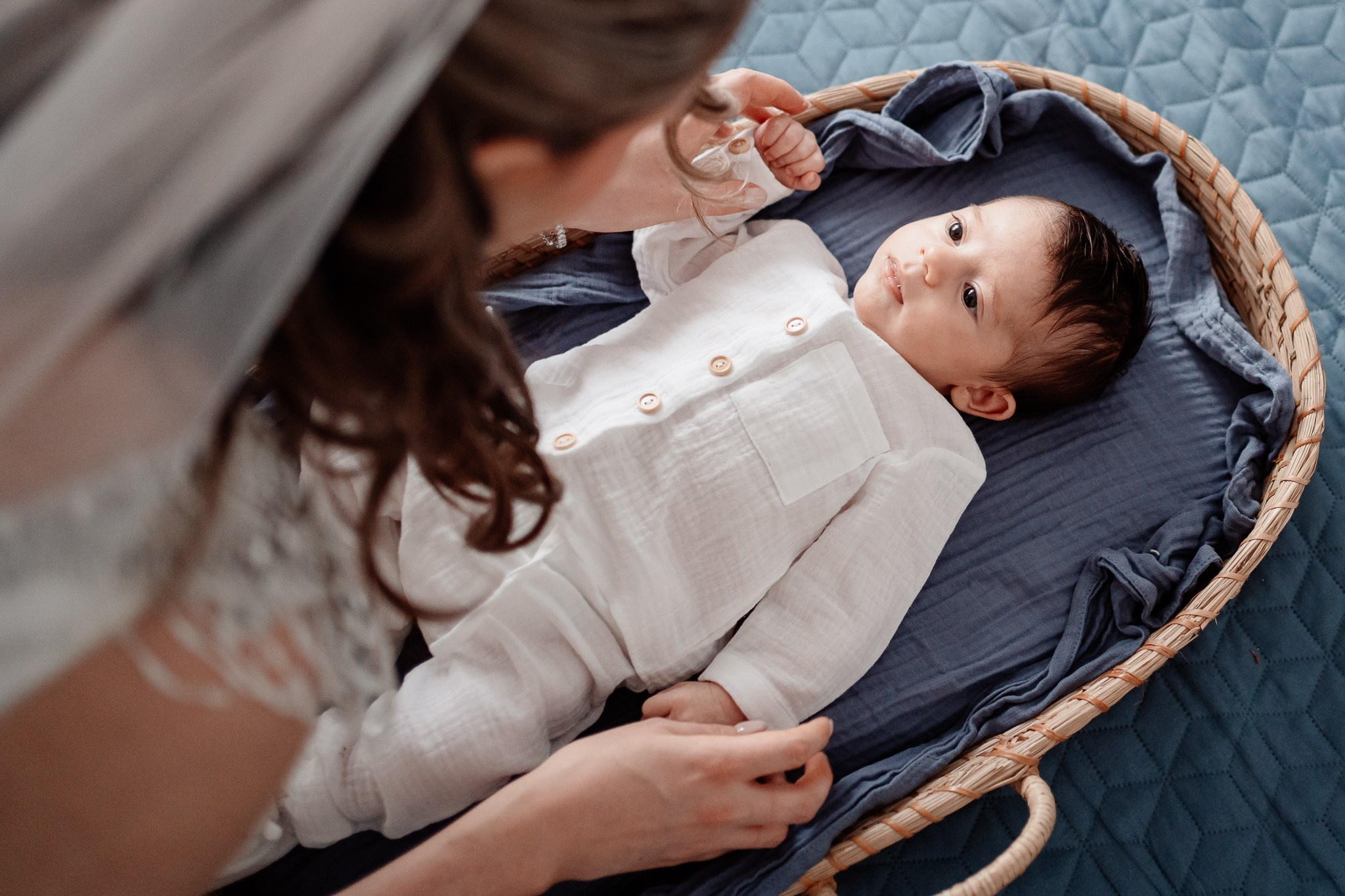 Moment emoționant între miri în ziua nunții, surprins într-un cadru natural și romantic, la Grădina Lahovari. Fotografie de nuntă profesională, editată artistic pentru a evidenția emoția și eleganța evenimentului.