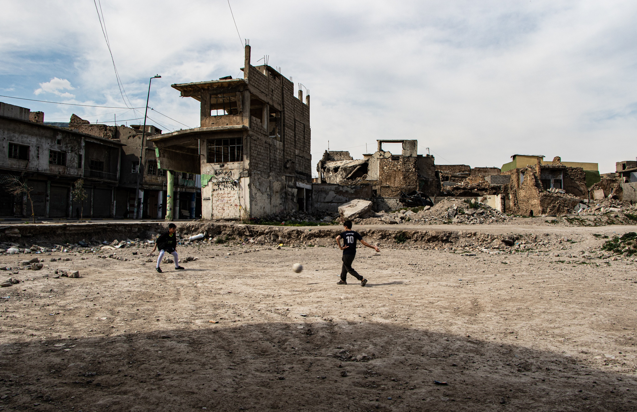La jeunesse de Mossoul joue au football au milieu des ruines, redonnant vie aux espaces dévastés par le conflit.