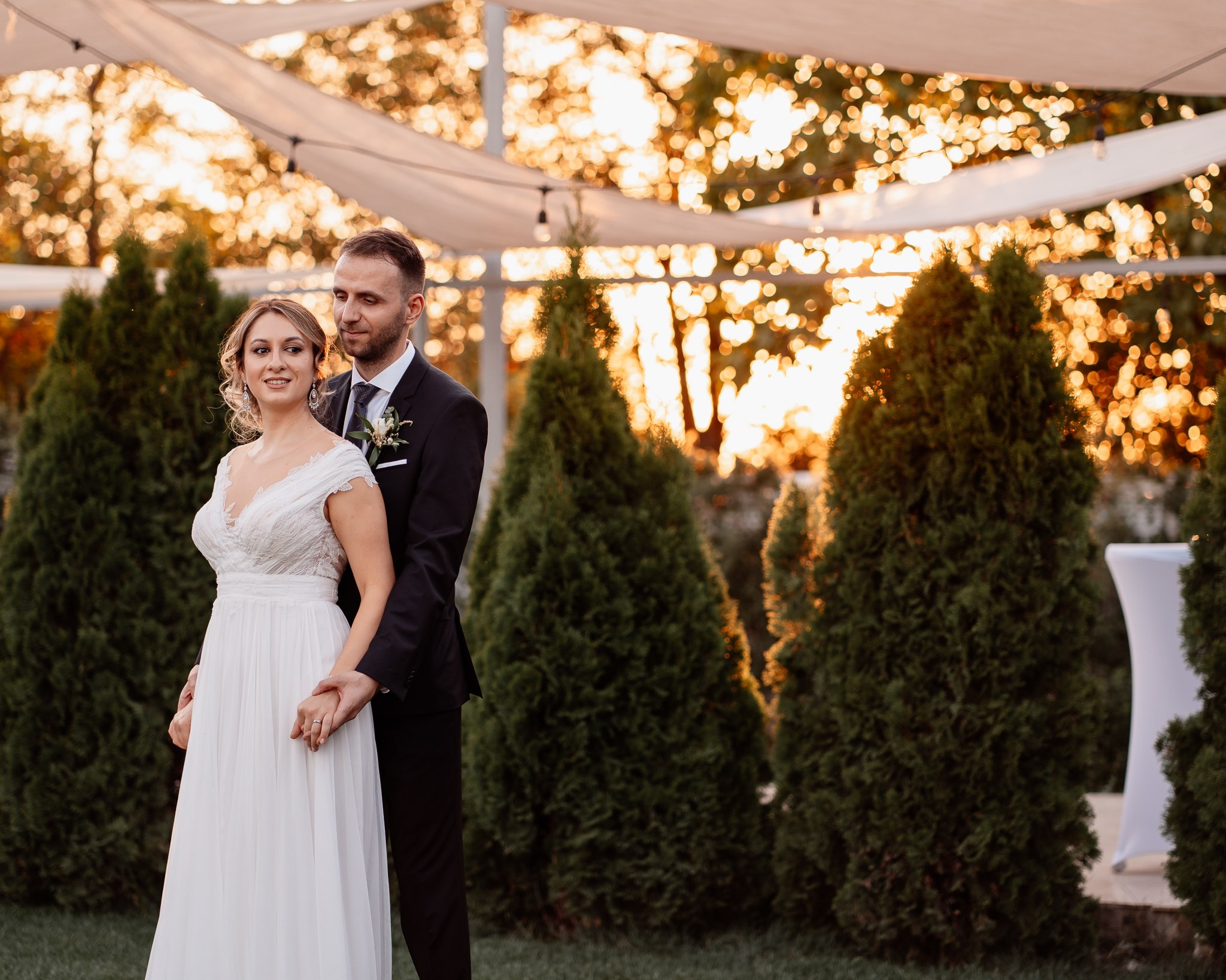 Moment emoționant între miri în ziua nunții, surprins într-un cadru natural și romantic, la Conacul din Livada. Fotografie de nuntă profesională, editată artistic pentru a evidenția emoția și eleganța evenimentului.