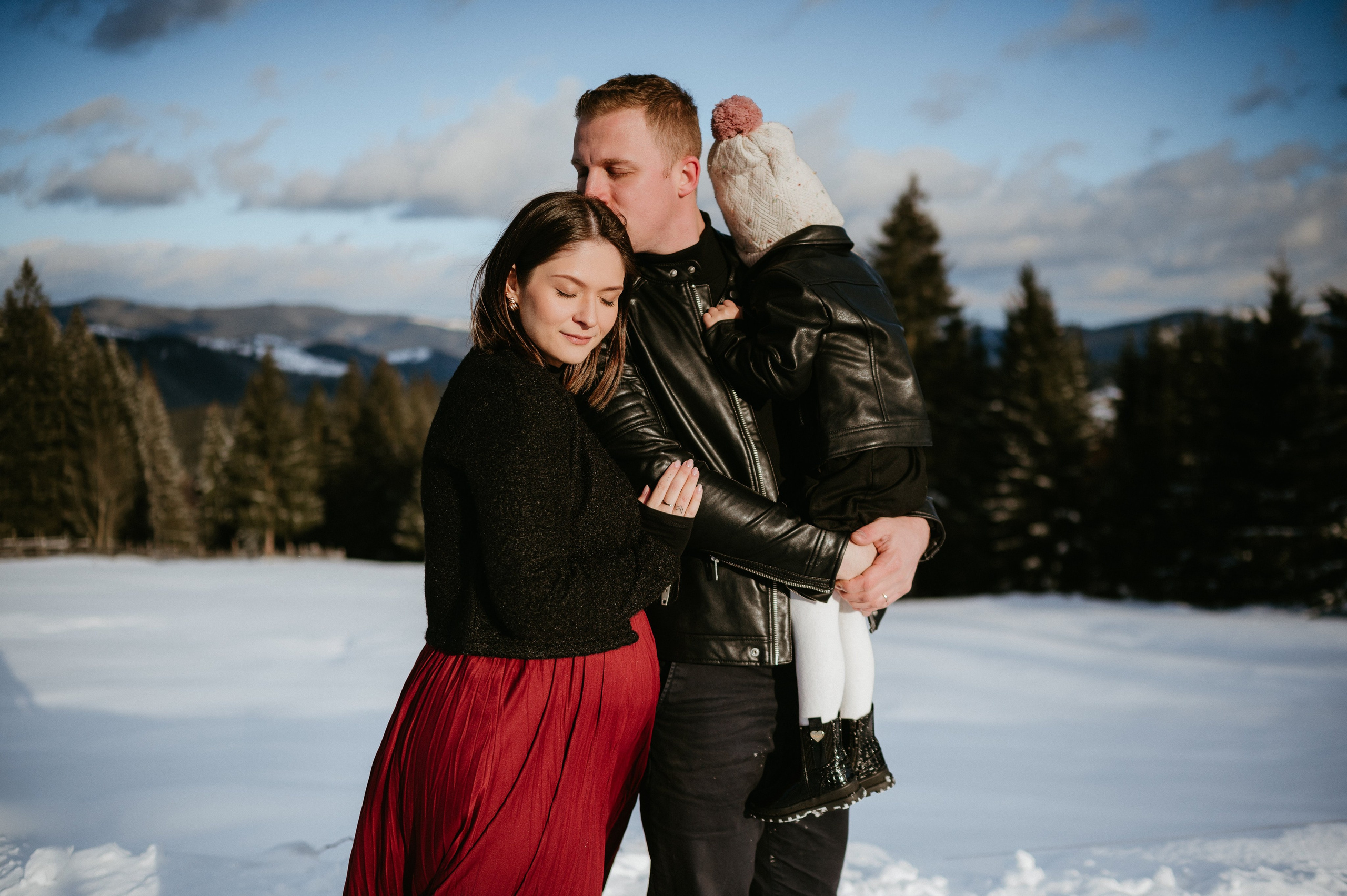 Ședință Foto de Familie la Munte – Fotografii de Iarnă în Lupcina. Valentin Melen - fotograf de nunta 🤍