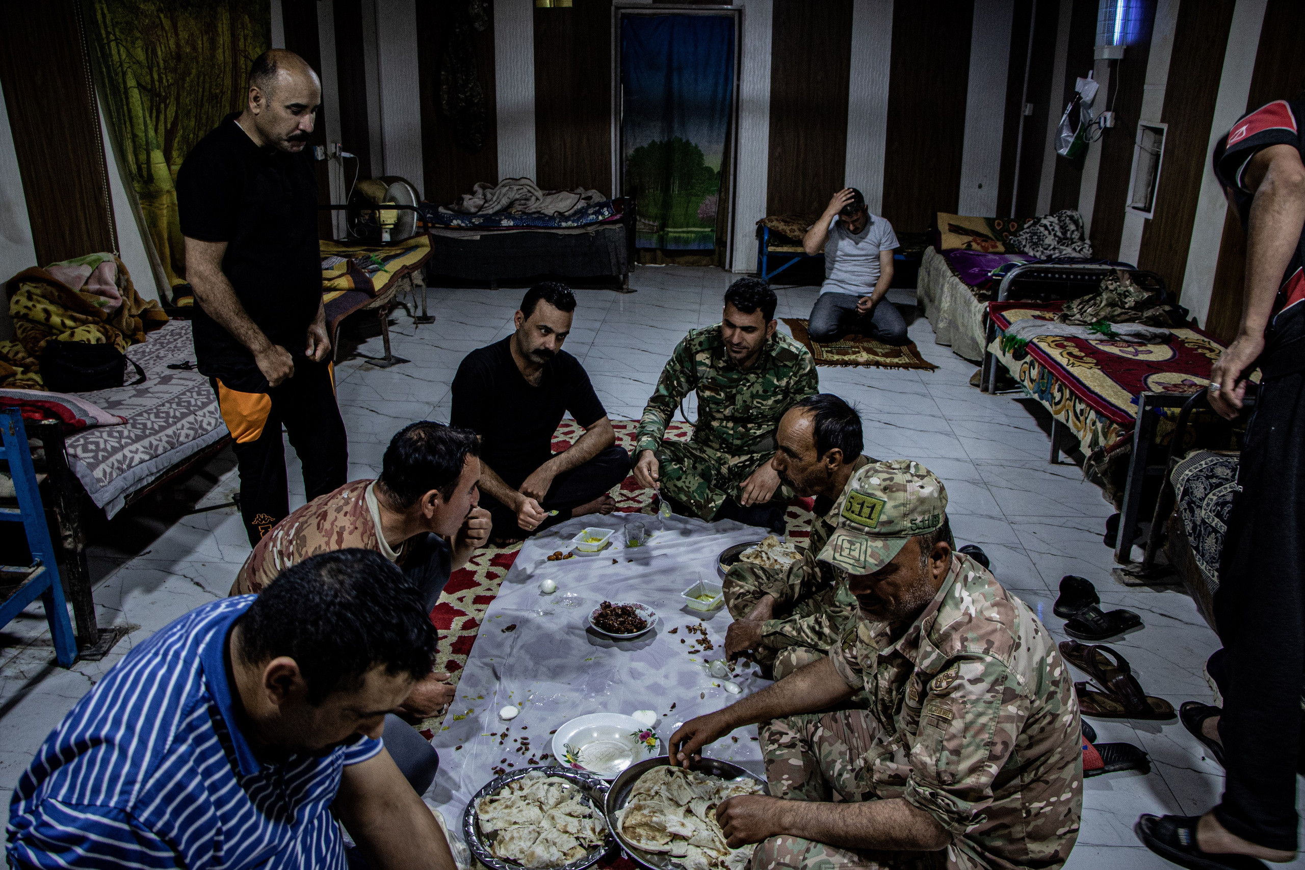 Rupture du jeûne en période de ramadan au poste de police de Nasiriyah dans le sud du pays.