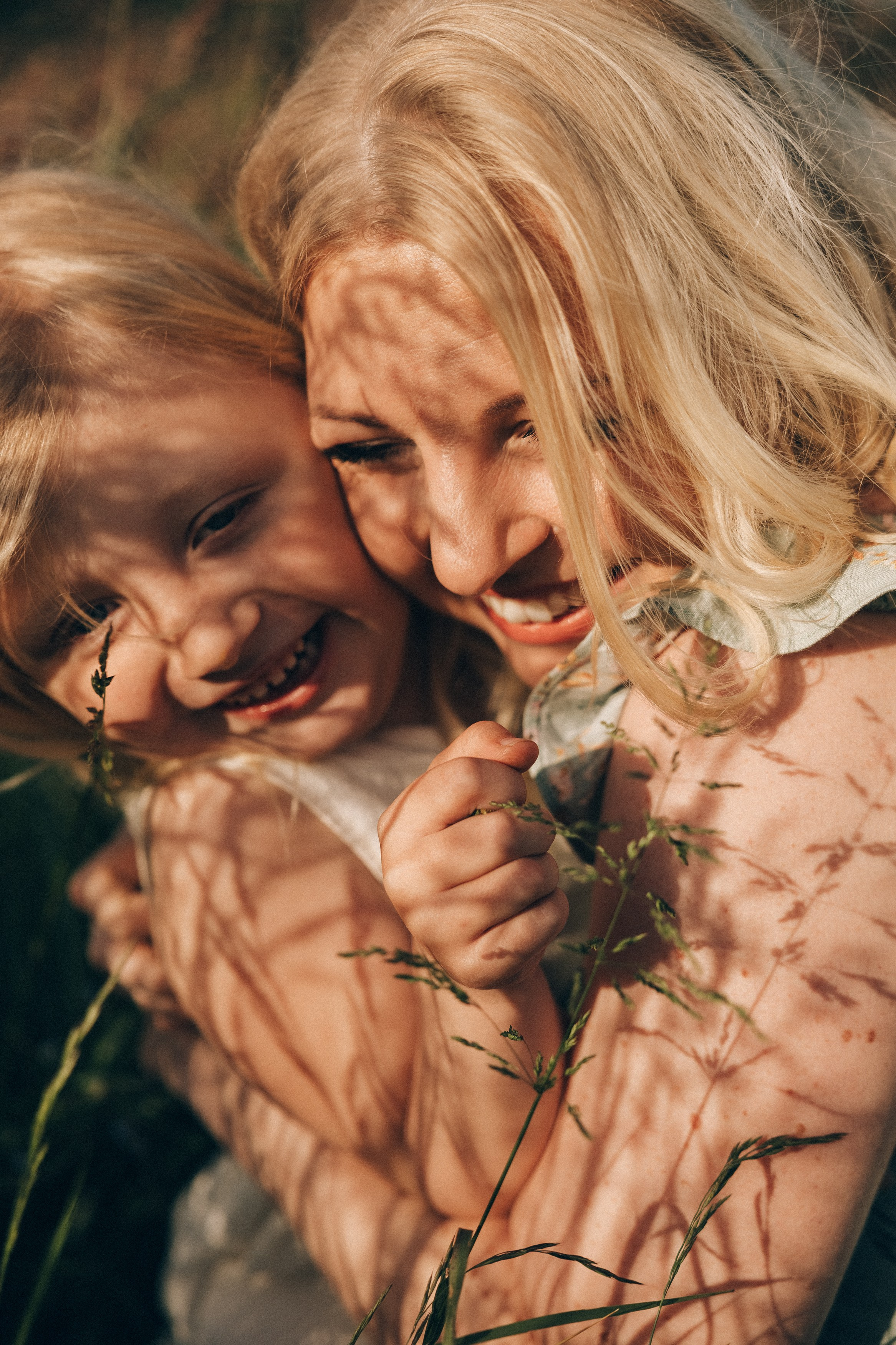 Family photoshoot in a daisy meadow at golden hour — natural light, warm tones, candid moments between a mother and her daughters. Lifestyle and Family Photographer in Pisek Oxana Telupilova