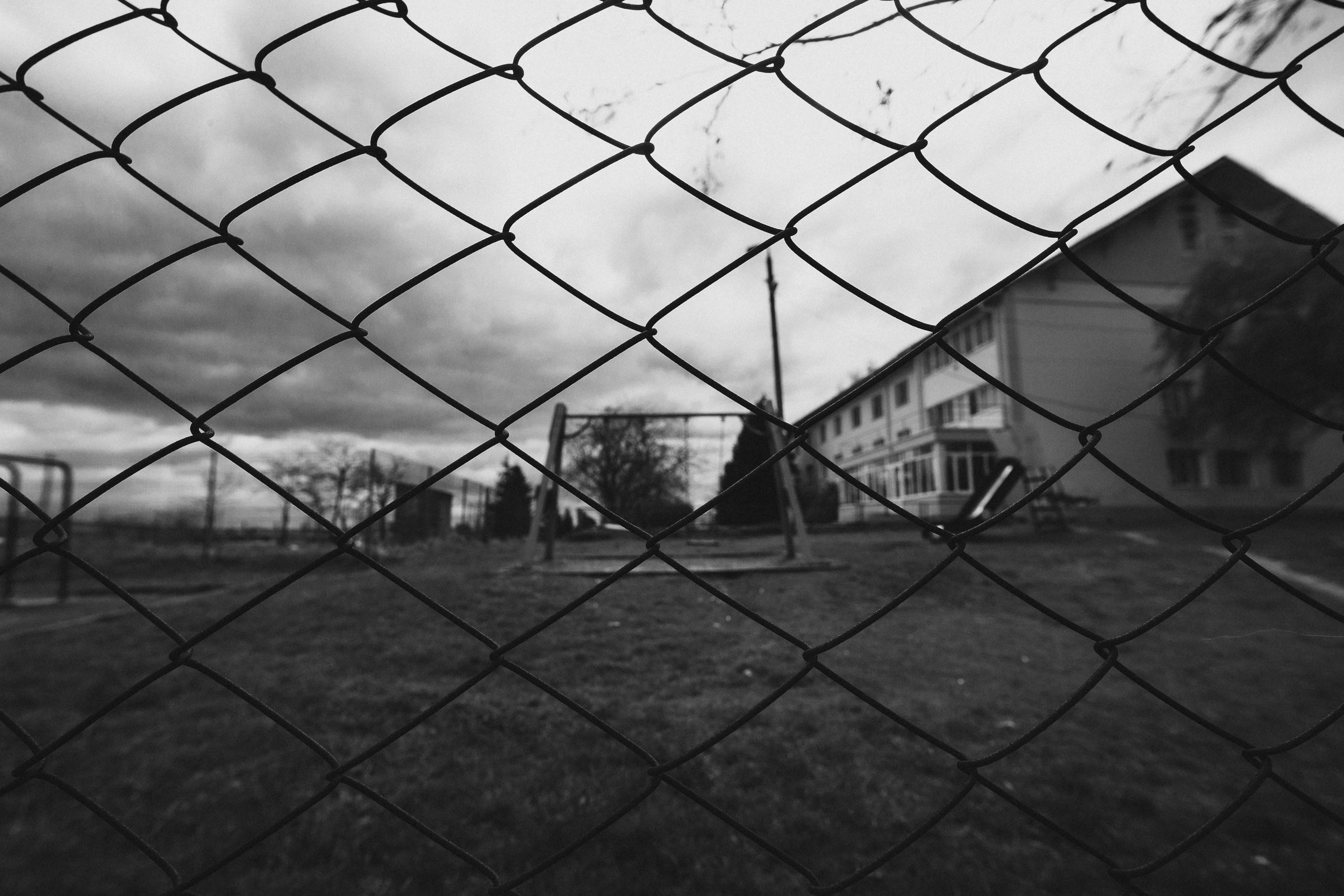 Детский дом сетка чёрно-белая  социальная фотография