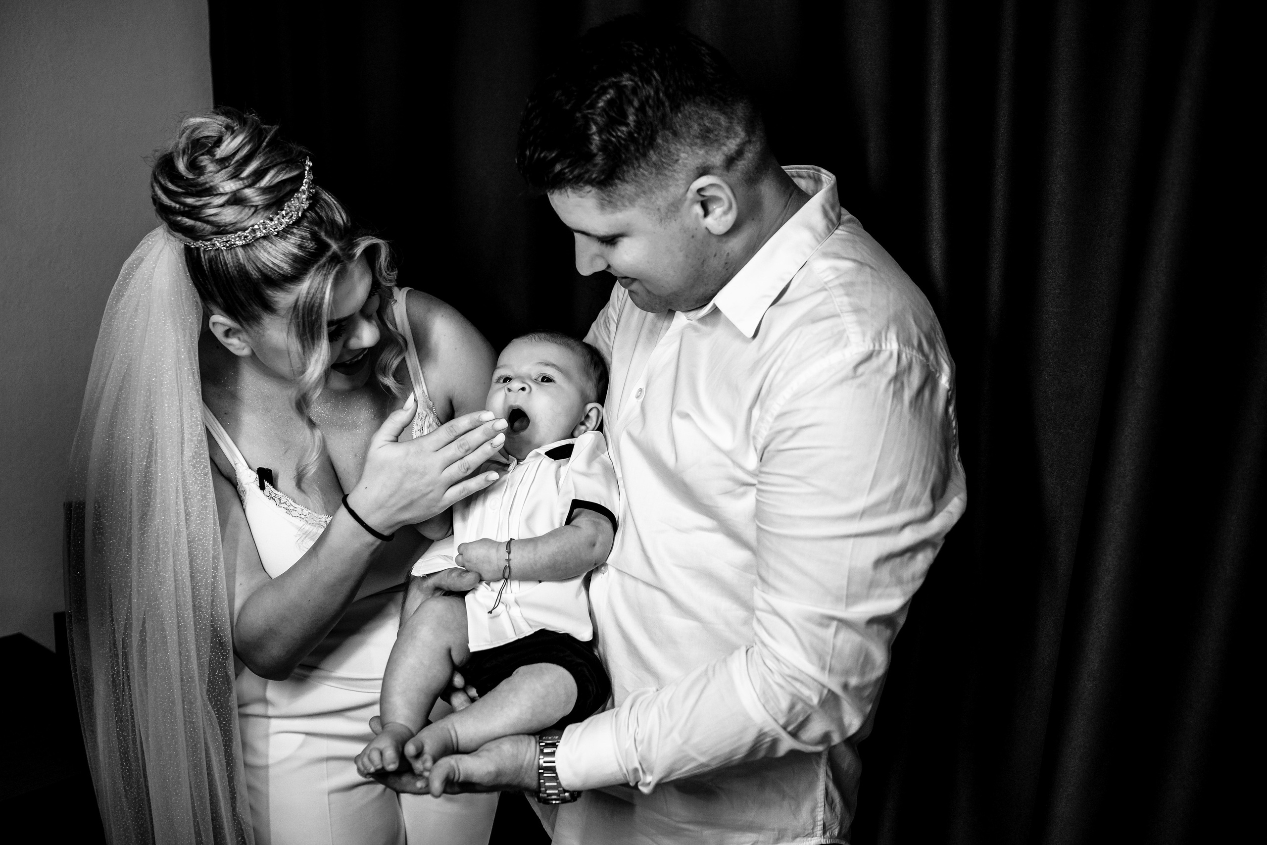 Andreea, Damian si Aris. Acasă