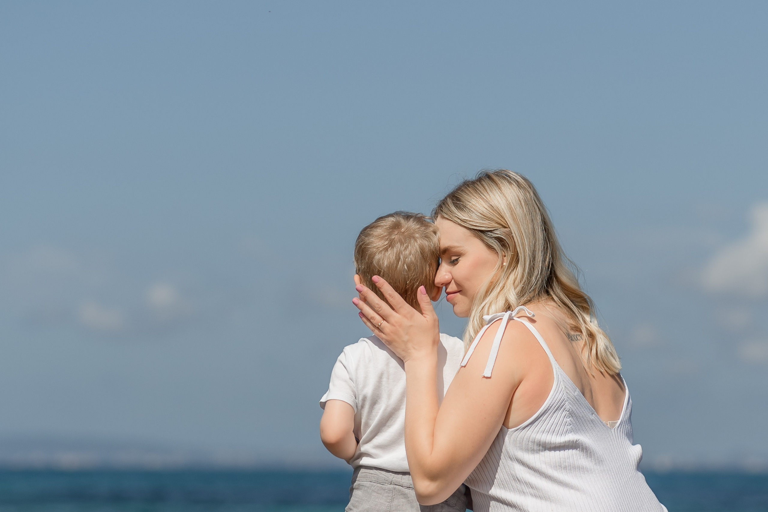Babybauch-Shooting am Meer auf Mallorca mit Familie. Deine Fotografin auf Mallorca für Familien und Business