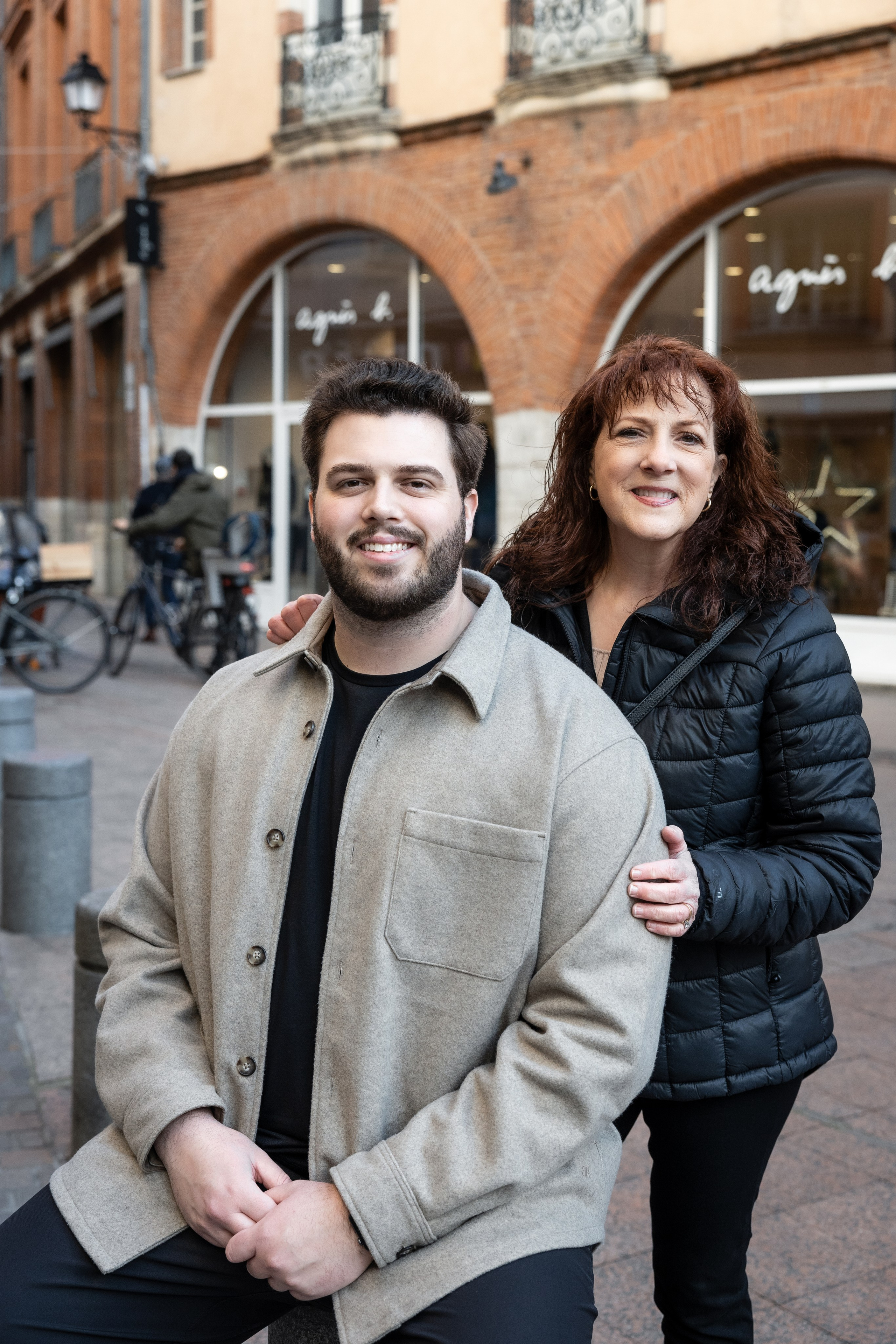 Séance photo de famille dans le centre-ville de Toulouse pour Cara’s Family. Eugénie Smirnova — Photographe à Toulouse et dans le Sud-Ouest