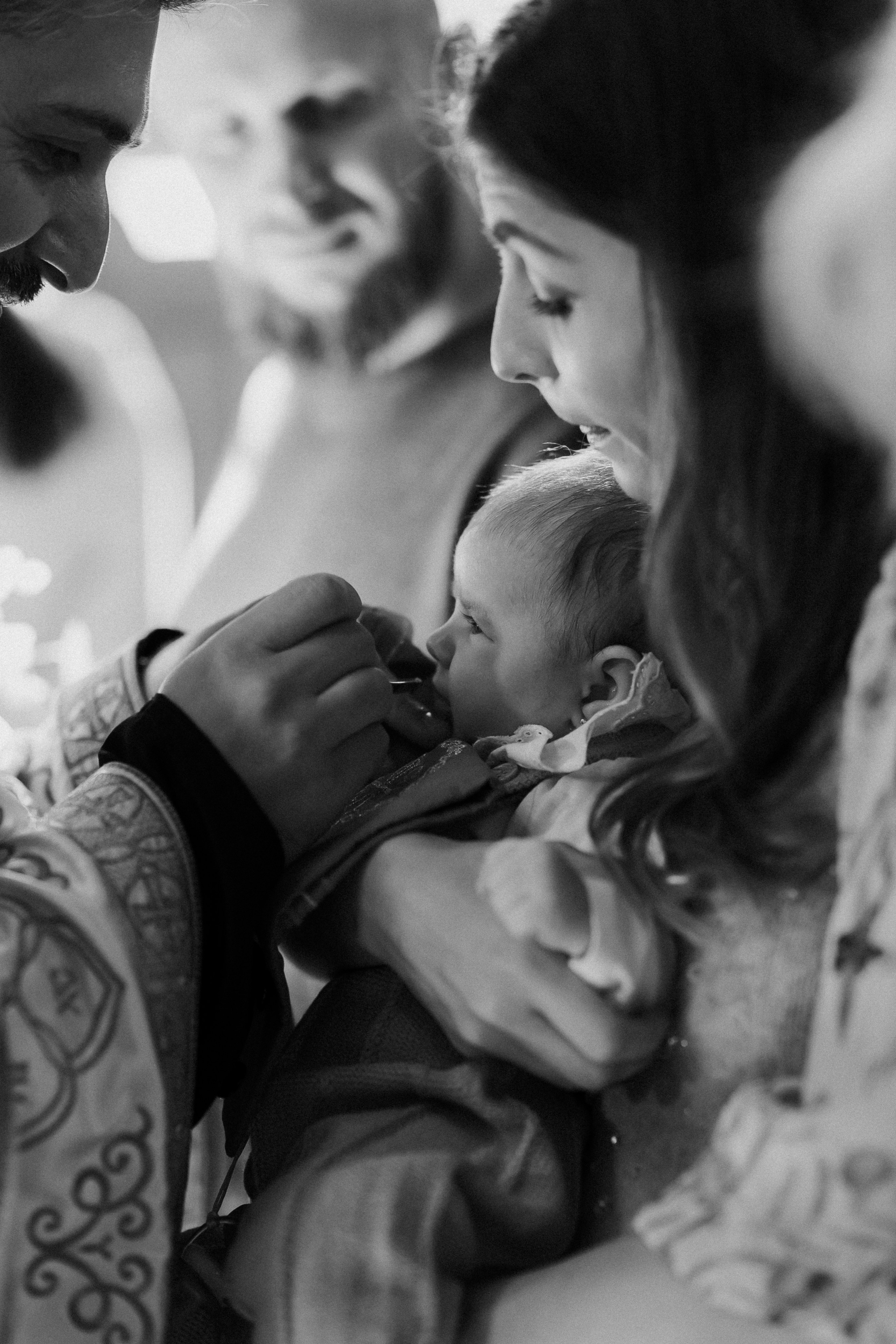 foto botez – momente speciale surprinse cu lumină naturală în biserică