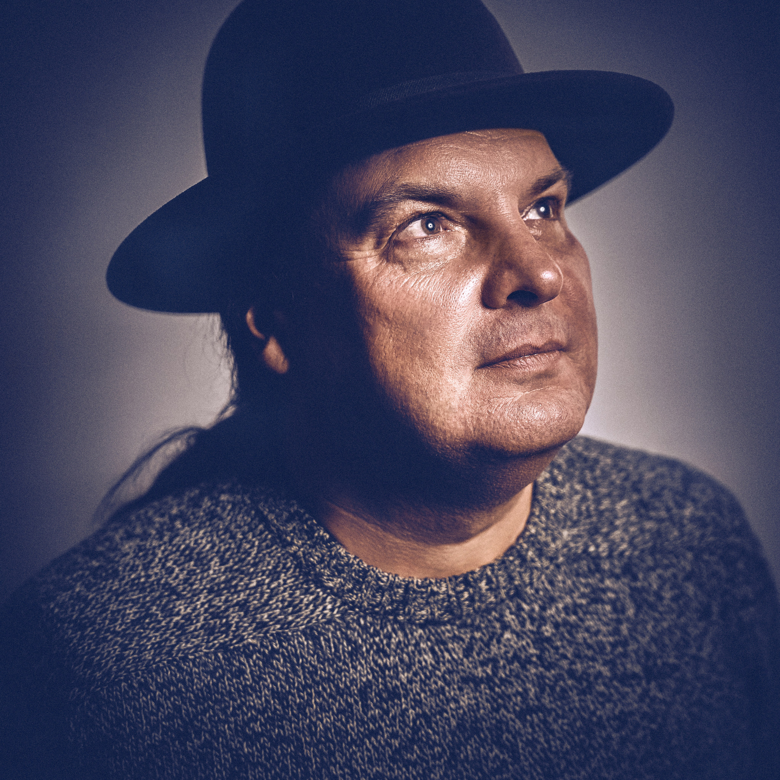 Profesjonalna sesja portretowa w studio fotograficznym - Fotograf Portretowy Andriej Szypiłow - Portret Starego Kumpla w Kolumbijskim Wydaniu - Co kapelusz robi z Człowiekiem?..