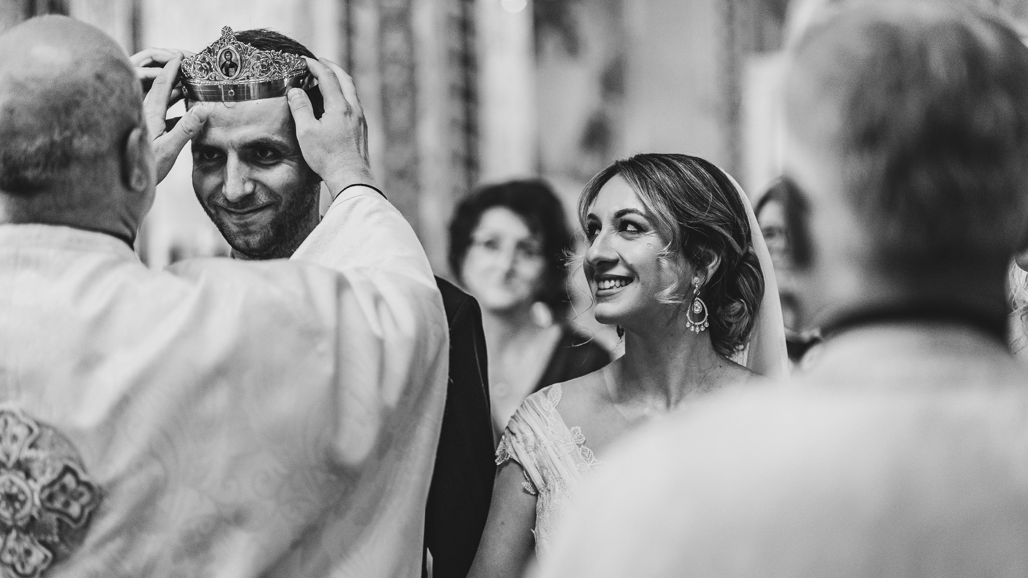 Moment emoționant între miri în ziua nunții, surprins într-un cadru natural și romantic, la Conacul din Livada. Fotografie de nuntă profesională, editată artistic pentru a evidenția emoția și eleganța evenimentului.