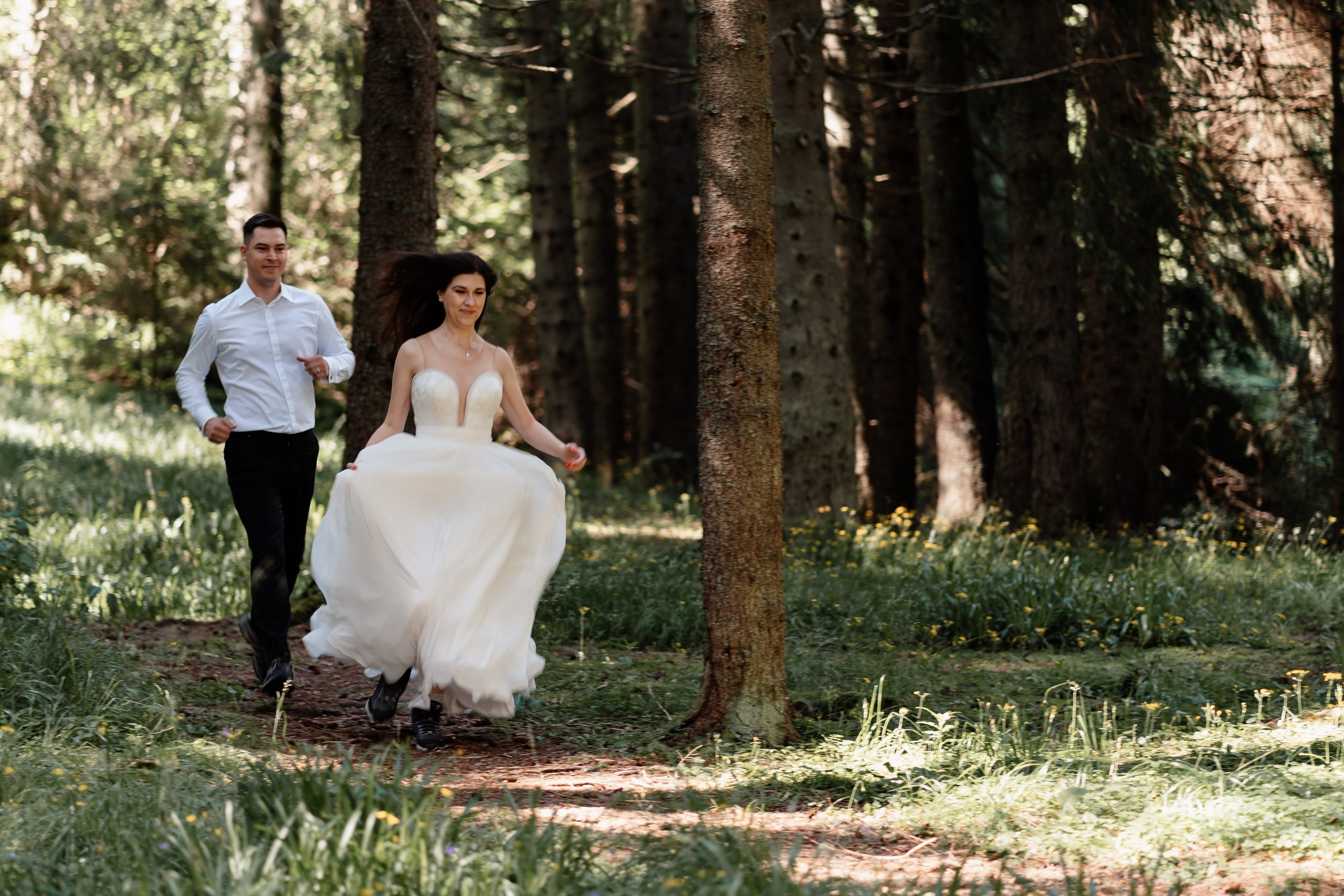 Moment emoționant între miri în ziua nunții, surprins într-un cadru natural și romantic, la Lacul Bolboci. Fotografie de nuntă profesională, editată artistic pentru a evidenția emoția și eleganța evenimentului.