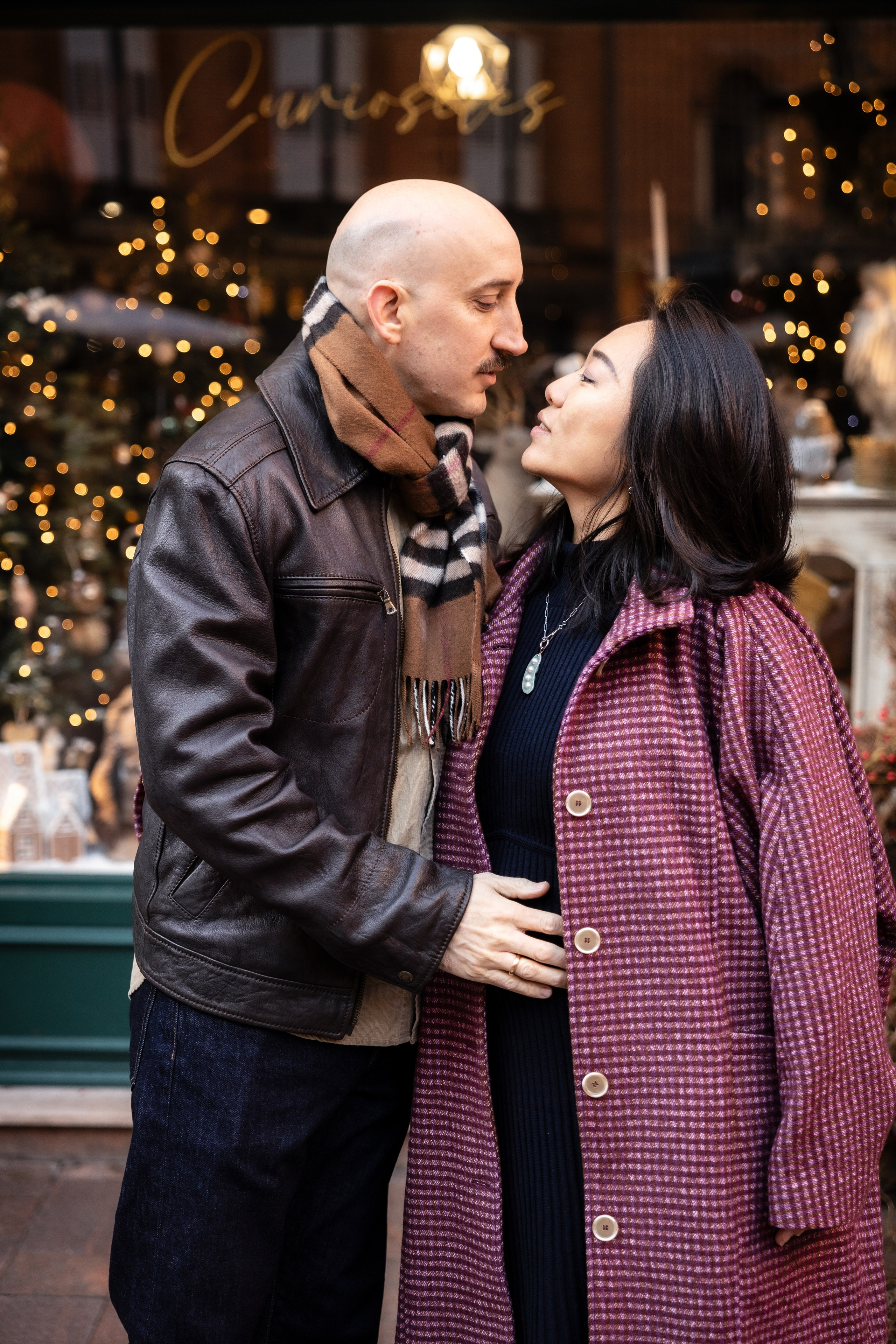 Christmas maternity photo session in Toulouse. Eugenie Smirnova — wedding, corporate and lifestyle photographer in Toulouse and Southwest France