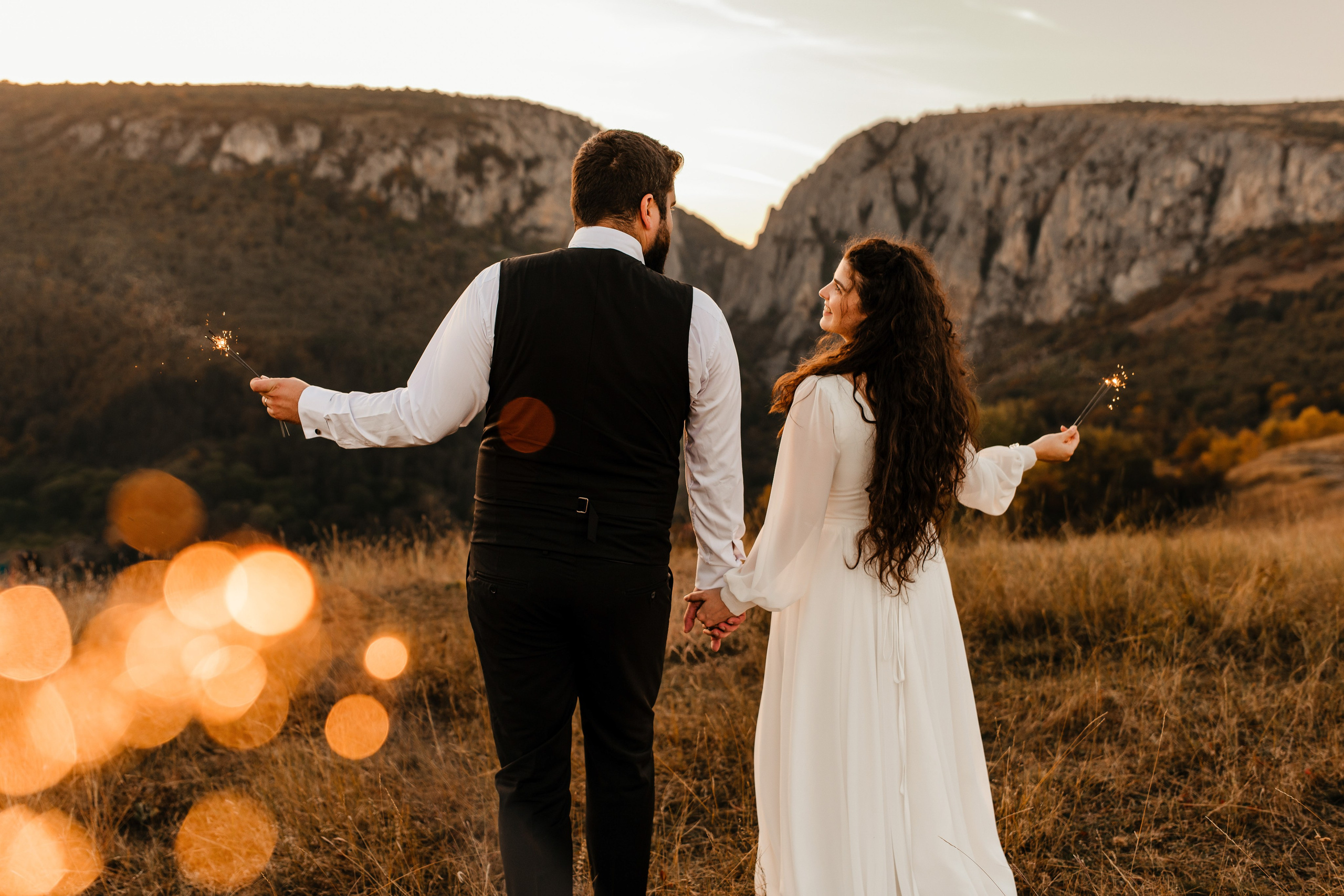 Radu Rahovan Fotograf de nuntă Cluj – mire și mireasă la Cheile Turzii, în lumina apusului, cu scântei în mâini, fotografii apus golden hour photography