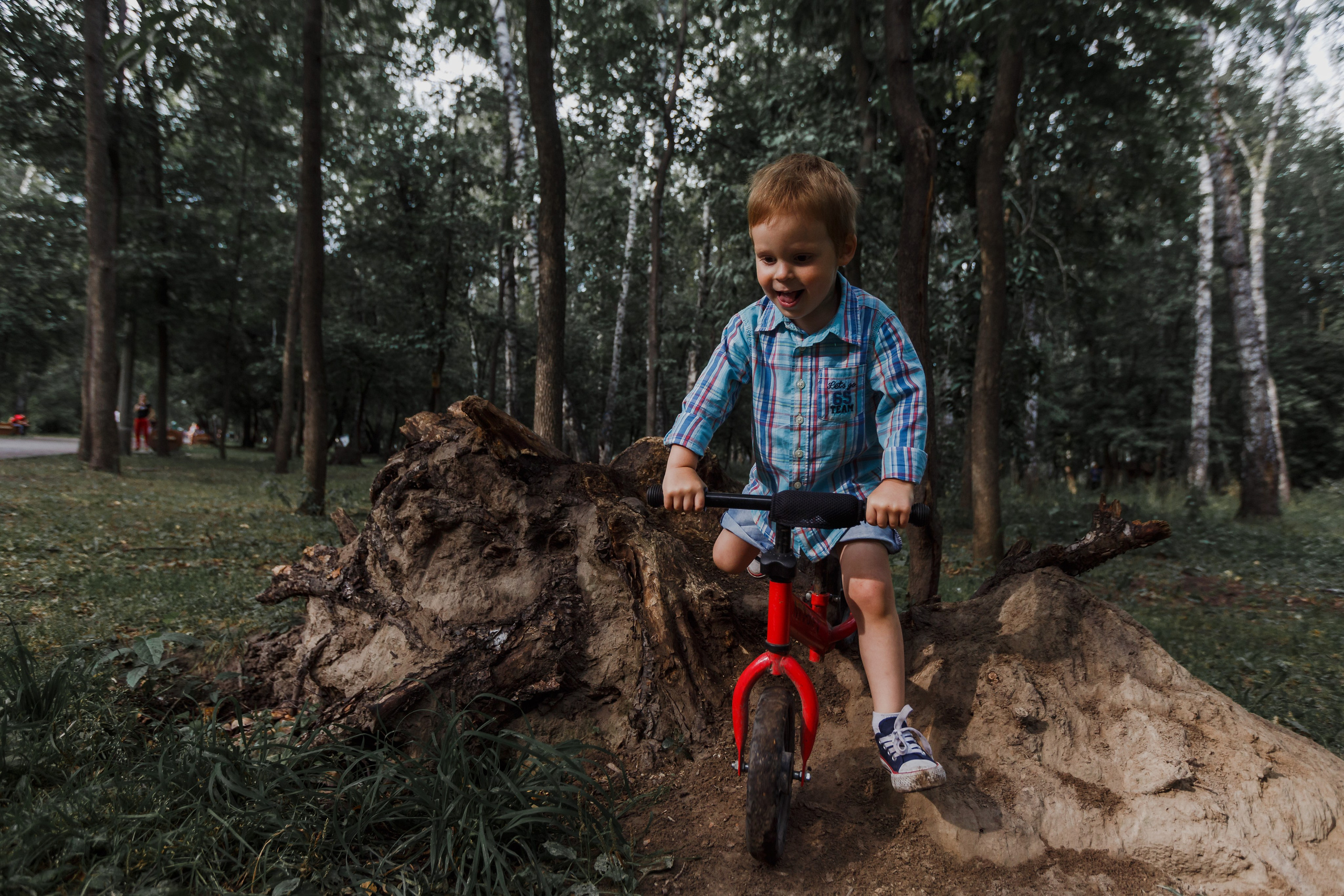 Sesión de fotos con un niño travieso. Fotógrafo de retrato, familia y reportajes en Valencia | España | Europa Vitalii Lumier