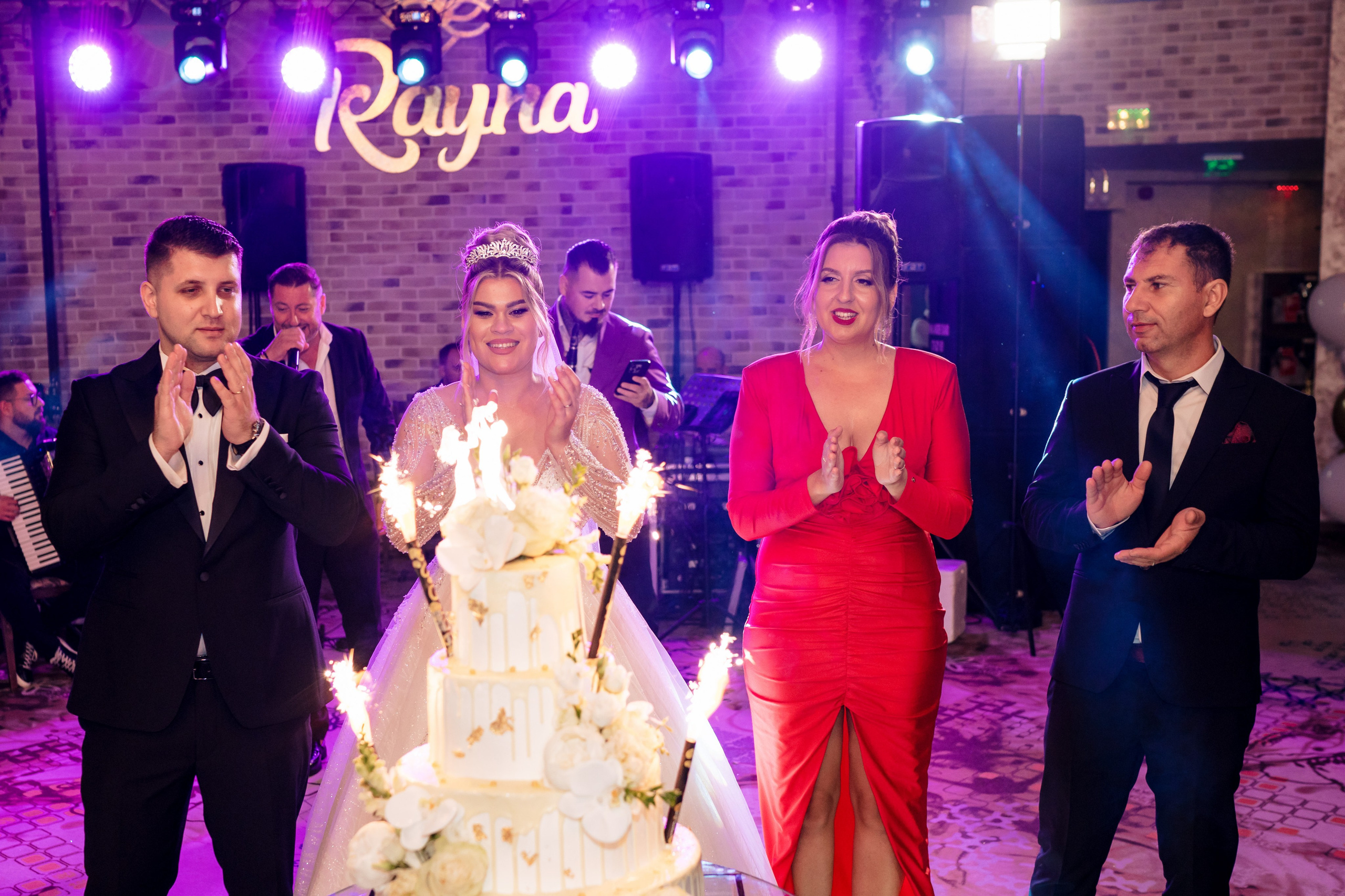 Andreea, Damian si Aris. Acasă