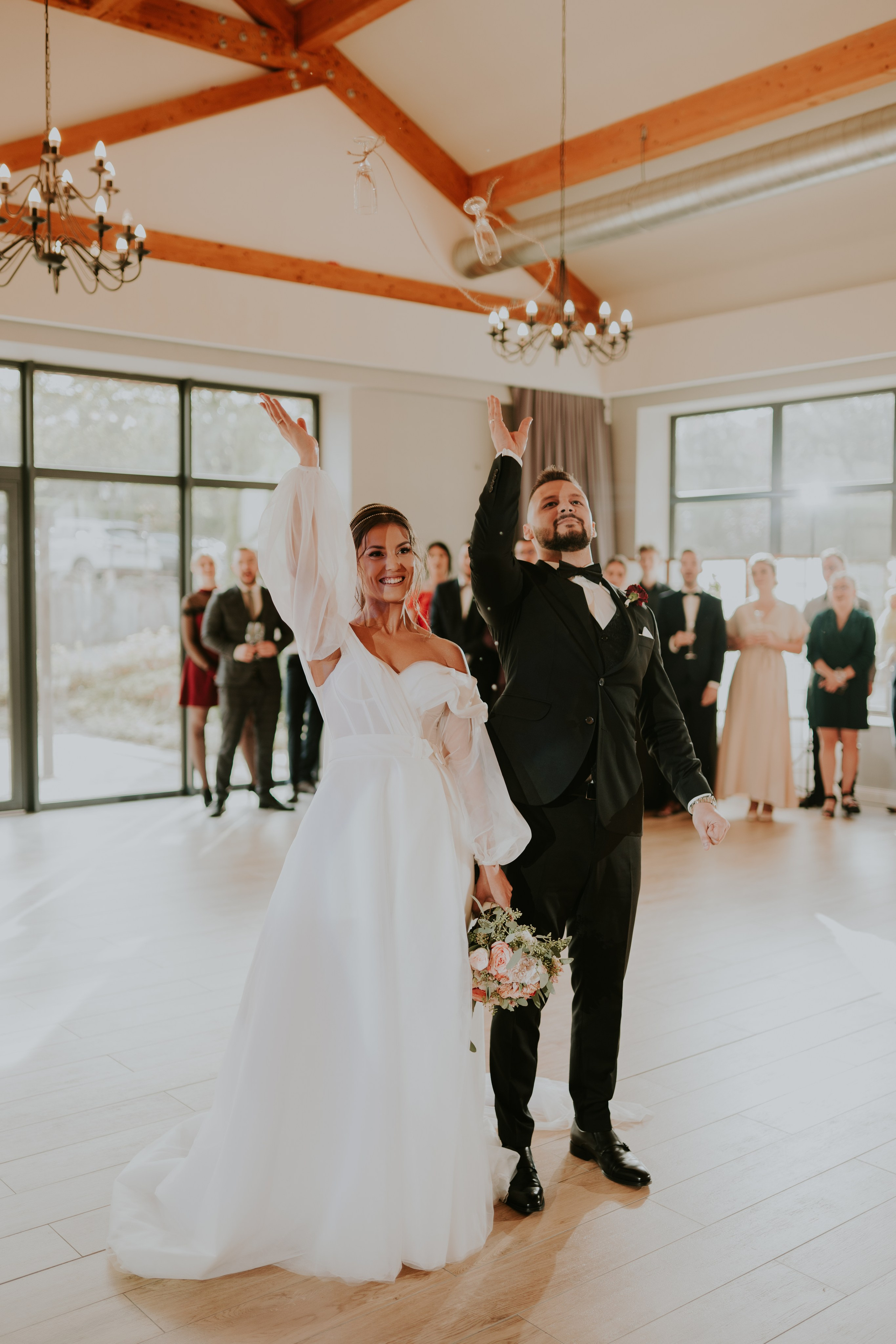 Sala Koralowa w Jaworzu: Opowieść o ślubie Nikoli i Kacpra. Karkowskafoto - fotografia miłości