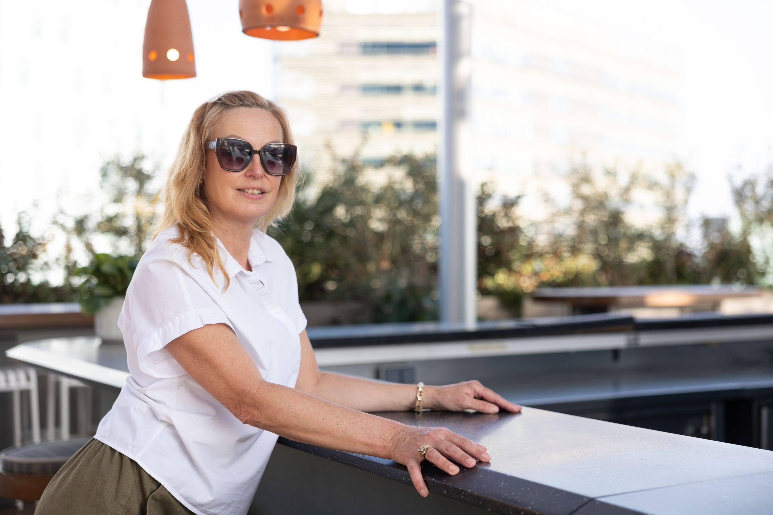 Séance photo de marque personnelle au Hoxton, Poblenou sur le toit. Eugénie Smirnova — Photographe à Toulouse et dans le Sud-Ouest