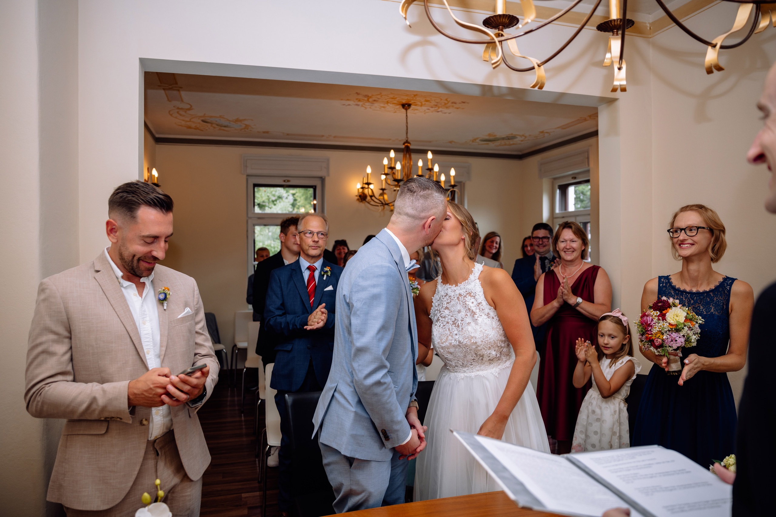 Sandra und Kevin: Standesamt Unterföring und Friedensengel. Hochzeitsfotograf München Taufe Familienfotograf Tanja Mauke