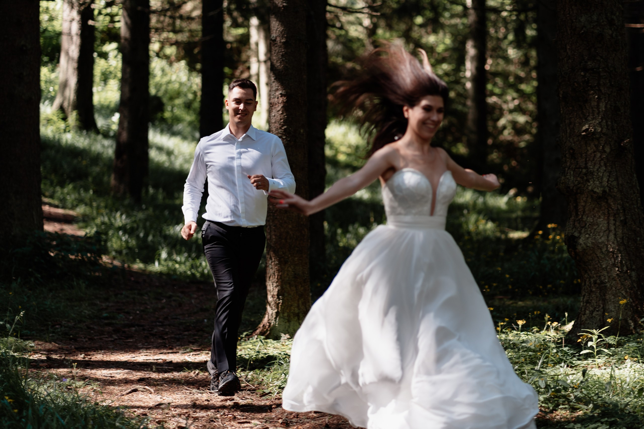 Moment emoționant între miri în ziua nunții, surprins într-un cadru natural și romantic, la Lacul Bolboci. Fotografie de nuntă profesională, editată artistic pentru a evidenția emoția și eleganța evenimentului.