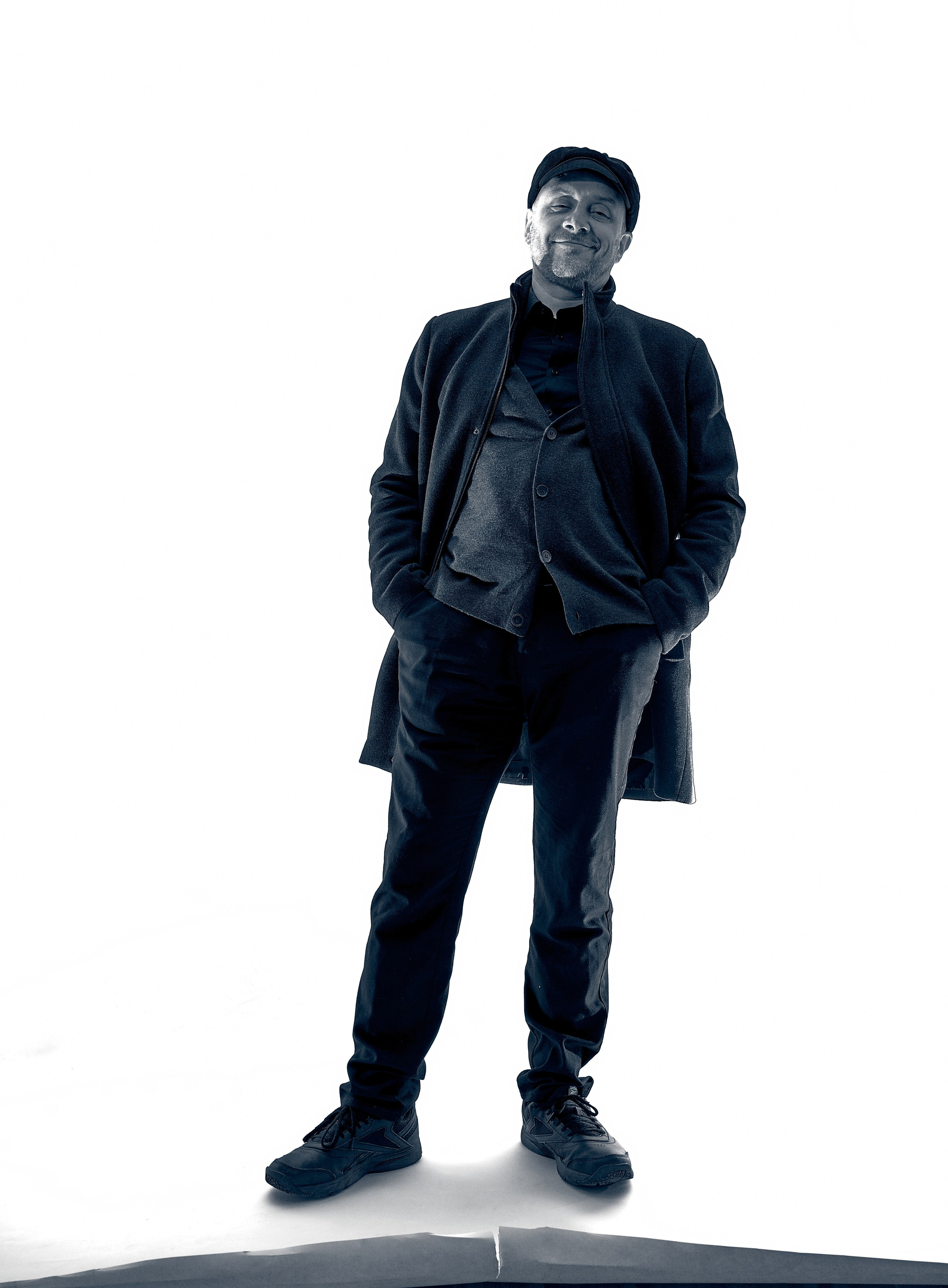 Portretowy fotograf Andriej Szypiłow - Spojrzenie na Kumpla w stylu Noir. Każdy z nas ma swoją ciemną stronę… Portret czarno-biały. BW. Black and White Portrait.