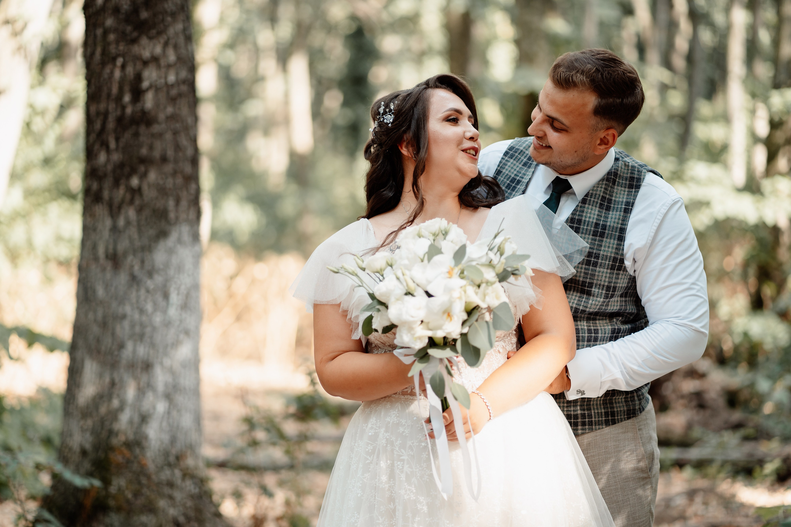 Moment emoționant între miri în ziua nunții, surprins într-un cadru natural și romantic, la Daimon Events. Fotografie de nuntă profesională, editată artistic pentru a evidenția emoția și eleganța evenimentului.