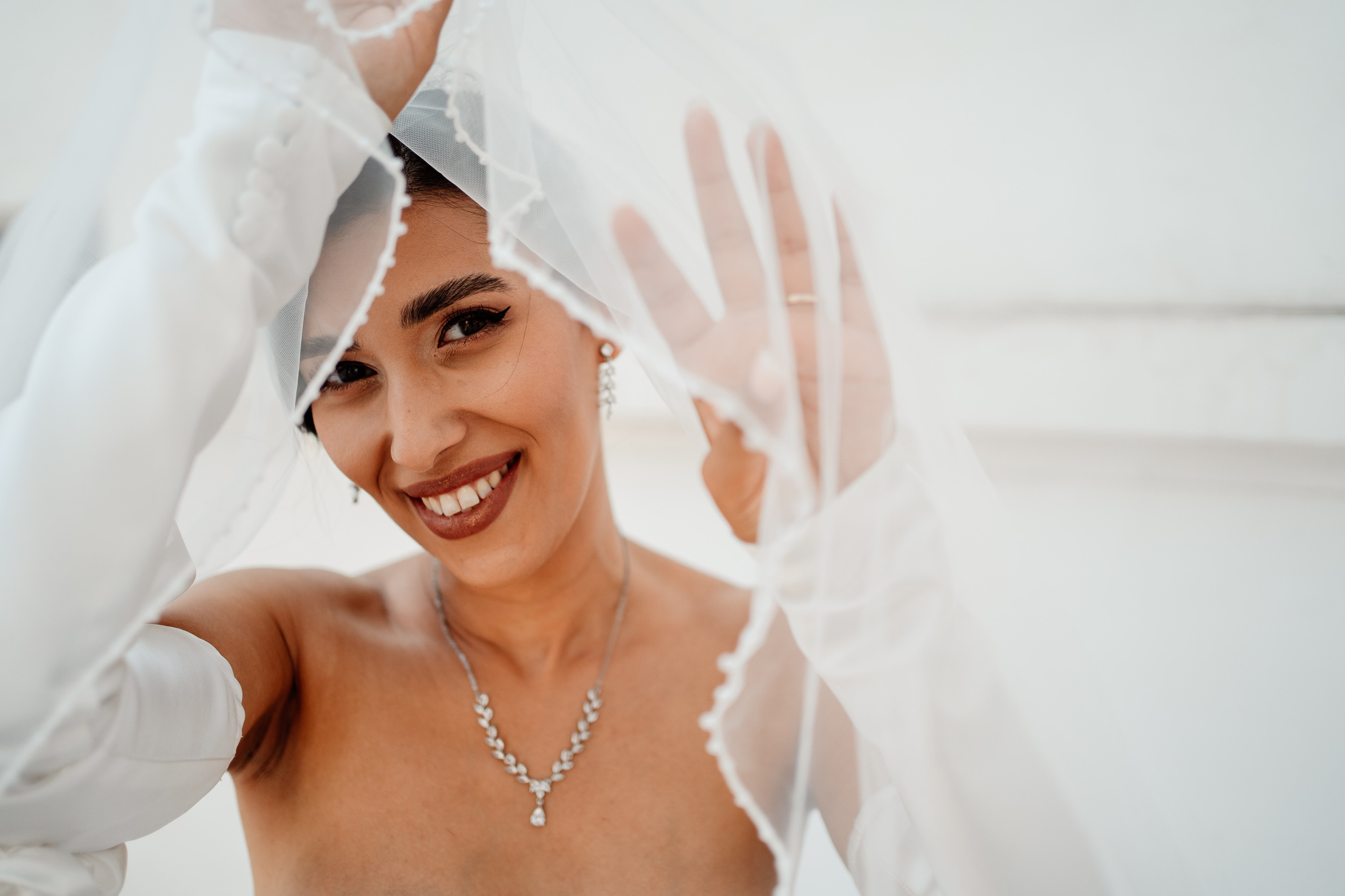 Moment emoționant între miri în ziua nunții, surprins într-un cadru natural și romantic, in Bucuresti. Fotografie de nuntă profesională, editată artistic pentru a evidenția emoția și eleganța evenimentului.