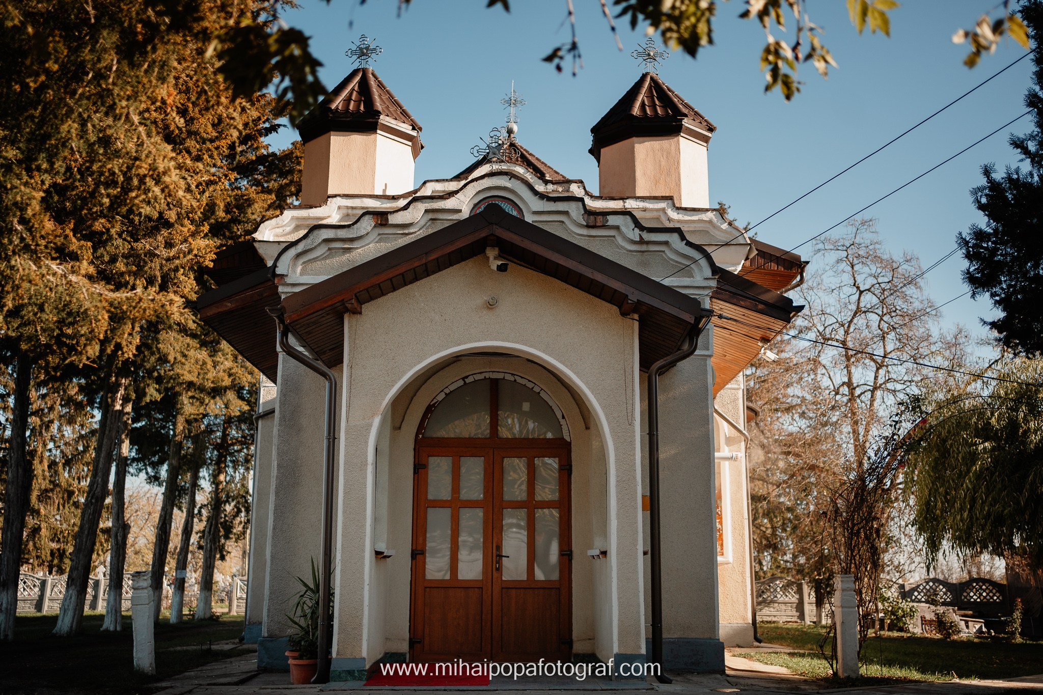 Instantaneu plin de tandrețe dintre părinți și bebeluș în ziua botezului, realizat în ilfov. Fotografie profesională de botez, capturând emoțiile autentice ale familiei într-un decor luminos și cald