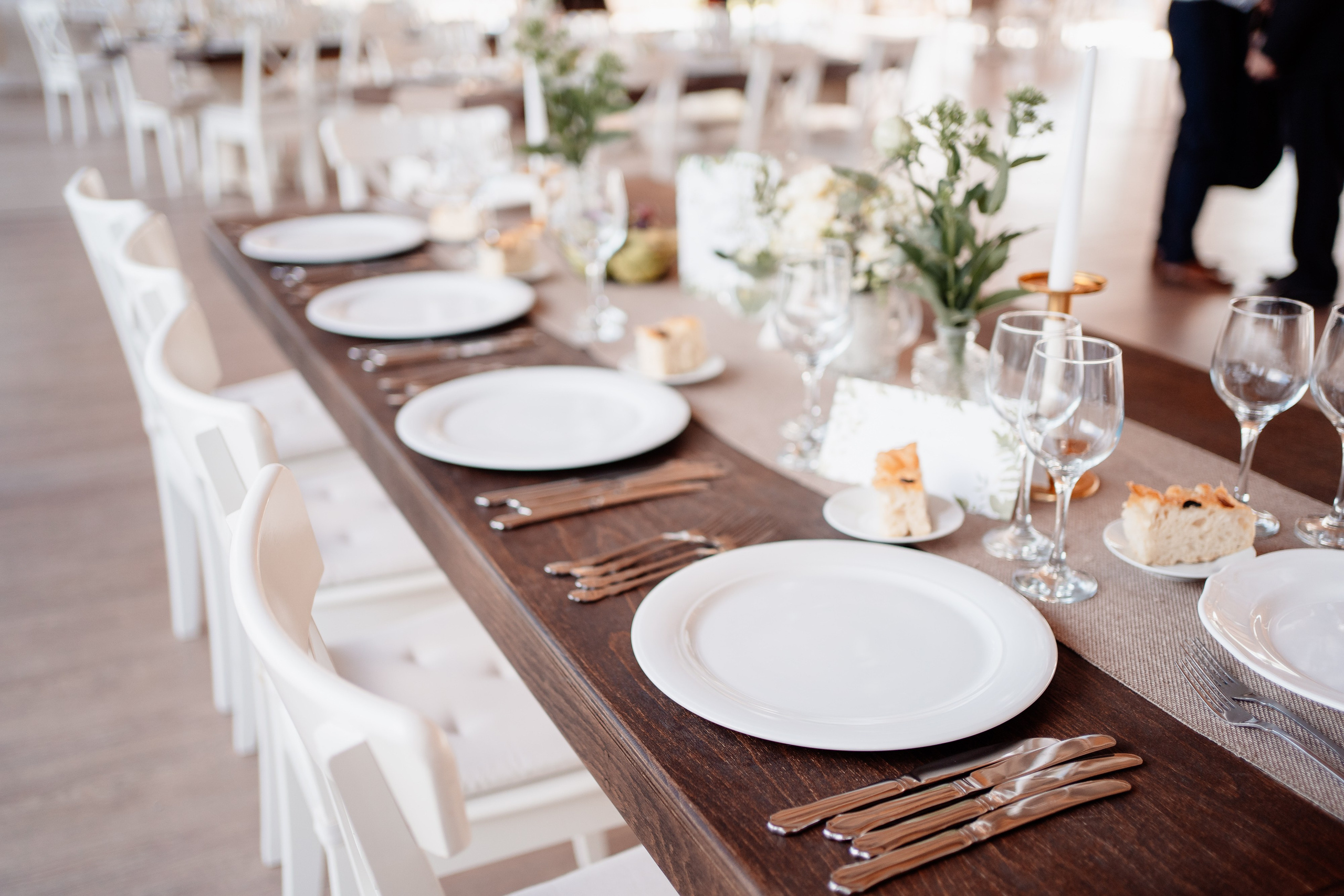 Moment emoționant între miri în ziua nunții, surprins într-un cadru natural și romantic, la Grădina Lahovari. Fotografie de nuntă profesională, editată artistic pentru a evidenția emoția și eleganța evenimentului.