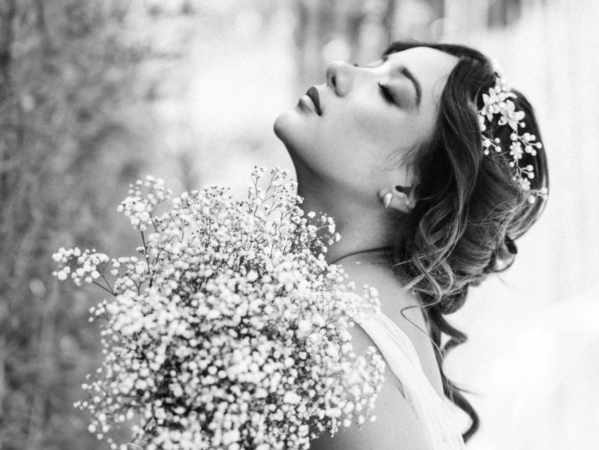 Solo Bride Photoshoot in Park. Lifestyle and Family Photographer in Pisek Oxana Telupilova