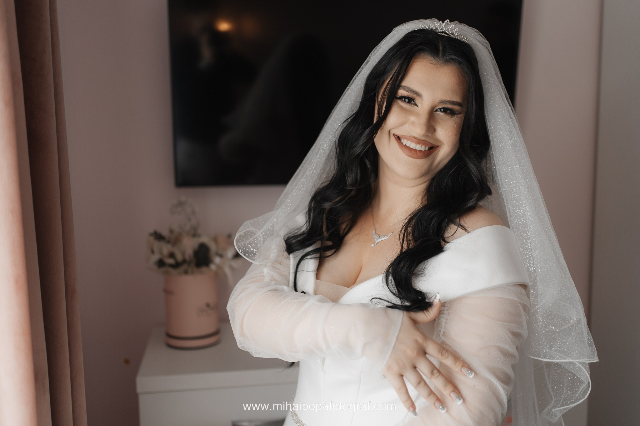 Moment emoționant între miri în ziua nunții, surprins într-un cadru natural și romantic, la Cazinoul Constanta. Fotografie de nuntă profesională, editată artistic pentru a evidenția emoția și eleganța evenimentului.