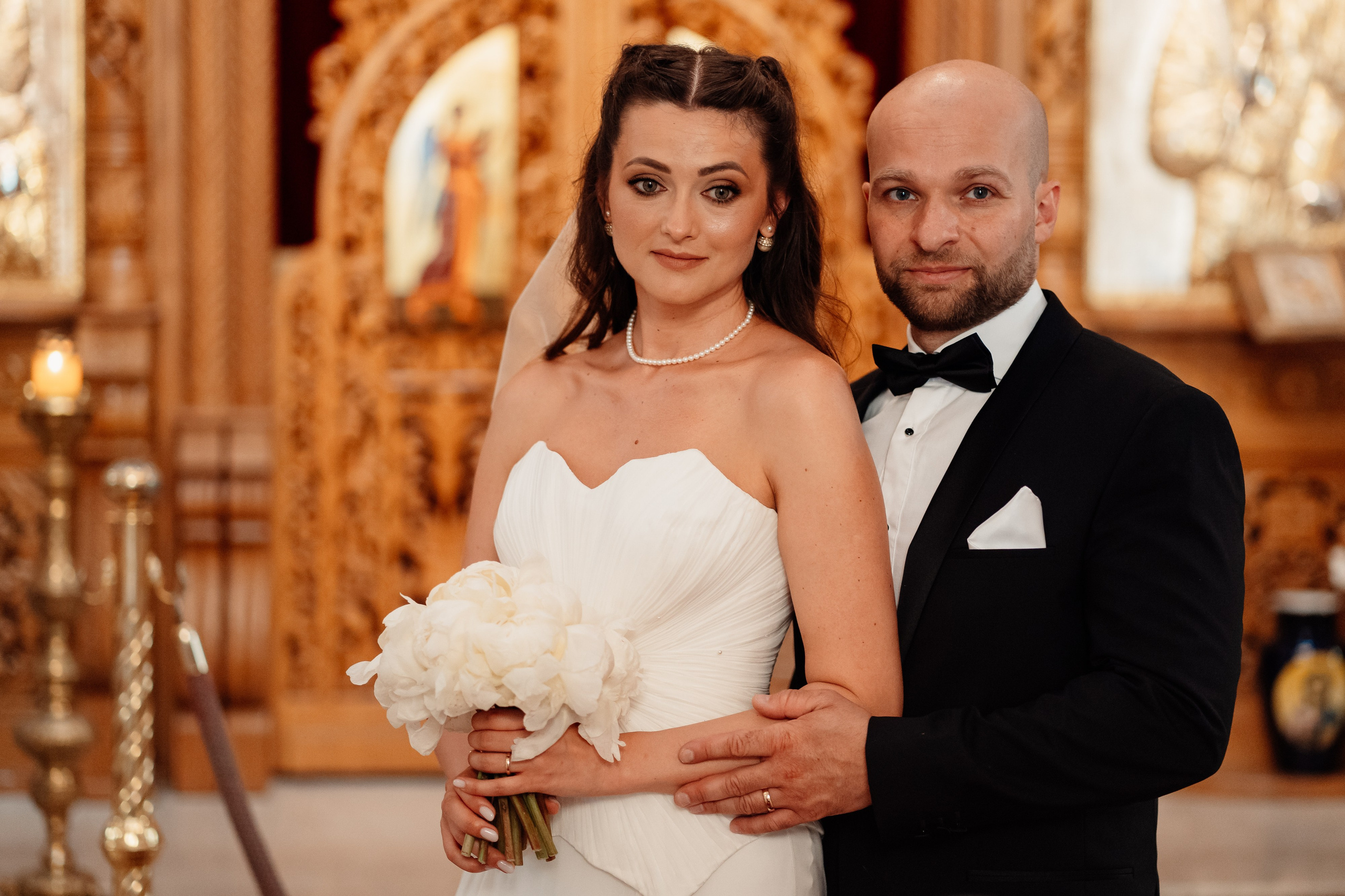 Moment emoționant între miri în ziua nunții, surprins într-un cadru natural și romantic, la Bokka Buftea. Fotografie de nuntă profesională, editată artistic pentru a evidenția emoția și eleganța evenimentului.