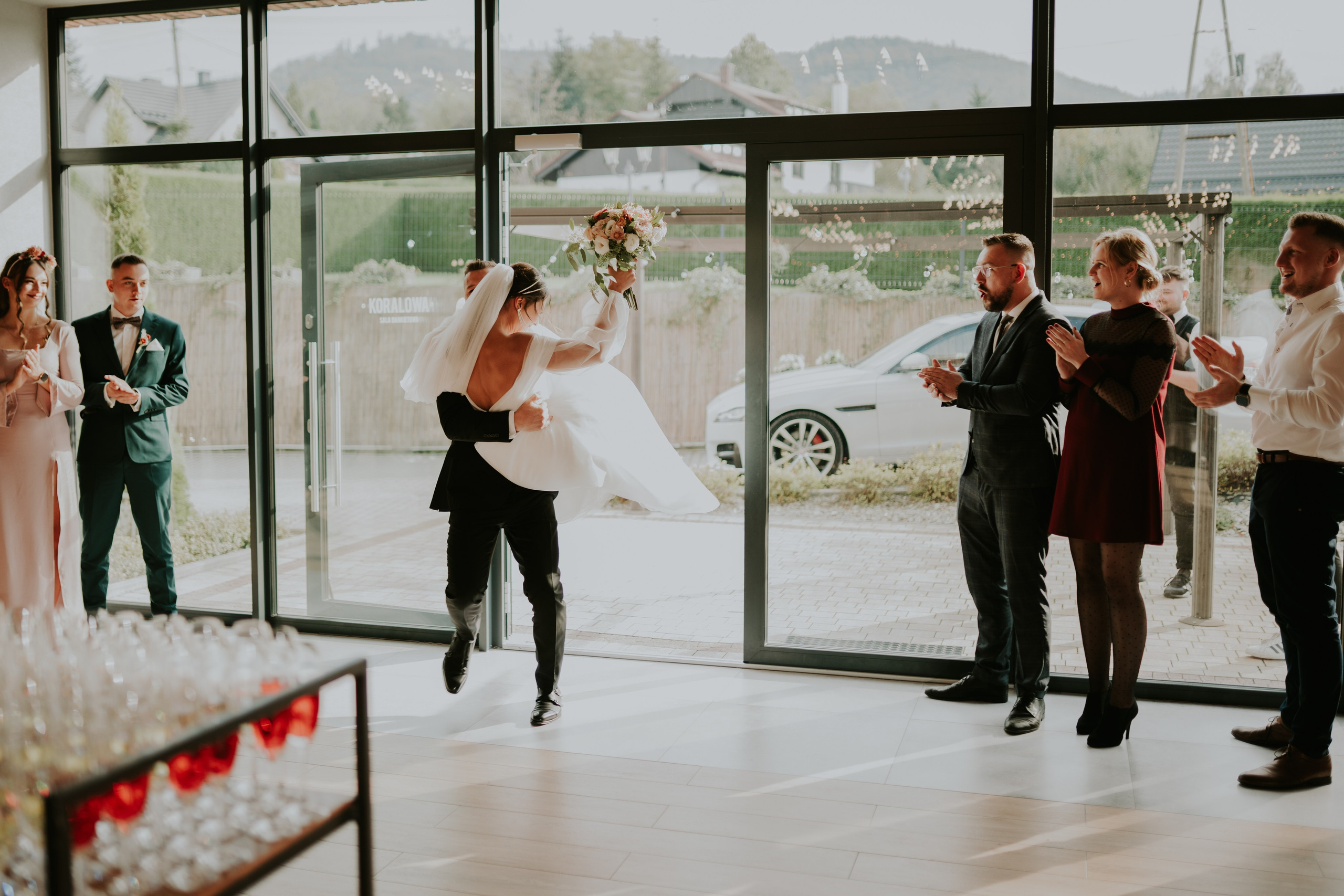 Sala Koralowa w Jaworzu: Opowieść o ślubie Nikoli i Kacpra. Karkowskafoto - fotografia miłości