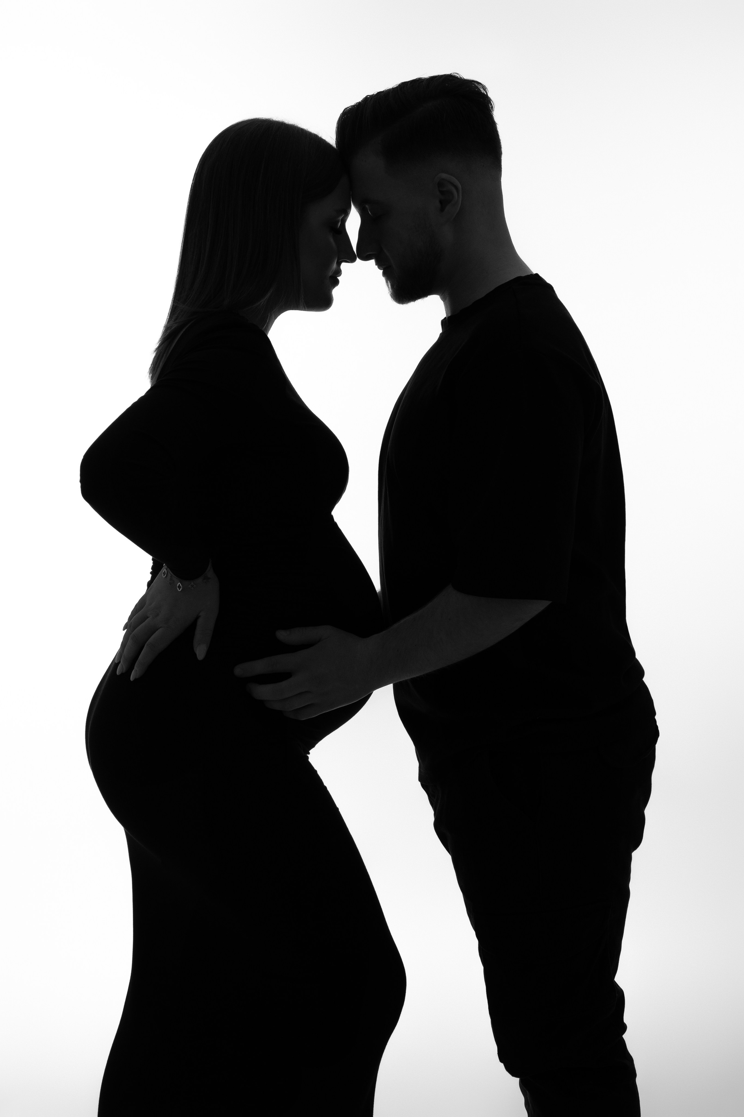 Babybauch in Szene gesetzt – elegante Studioaufnahme von Celina und Etrit