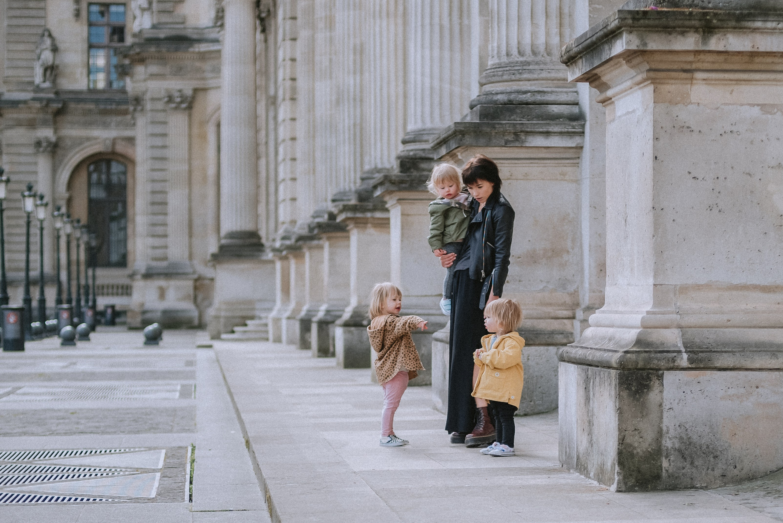 Lifestyle family walk in Tuileries Gardens. Ksenia Marchand/ Lifestyle photographer in Paris