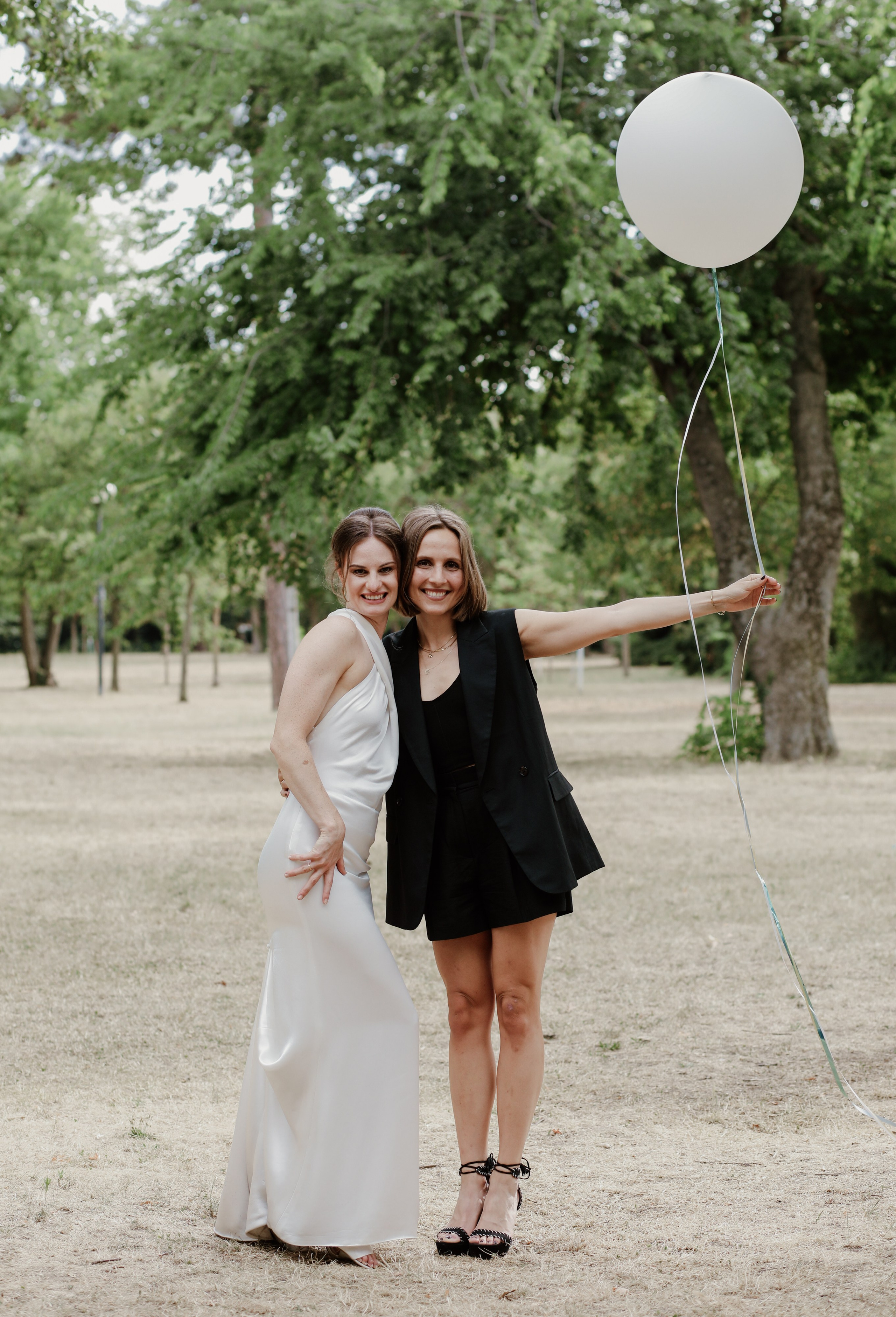 Gruppenfoto bei der Hochzeitsfeier im Schlösschen Limburgerhof – natürliche Reportage