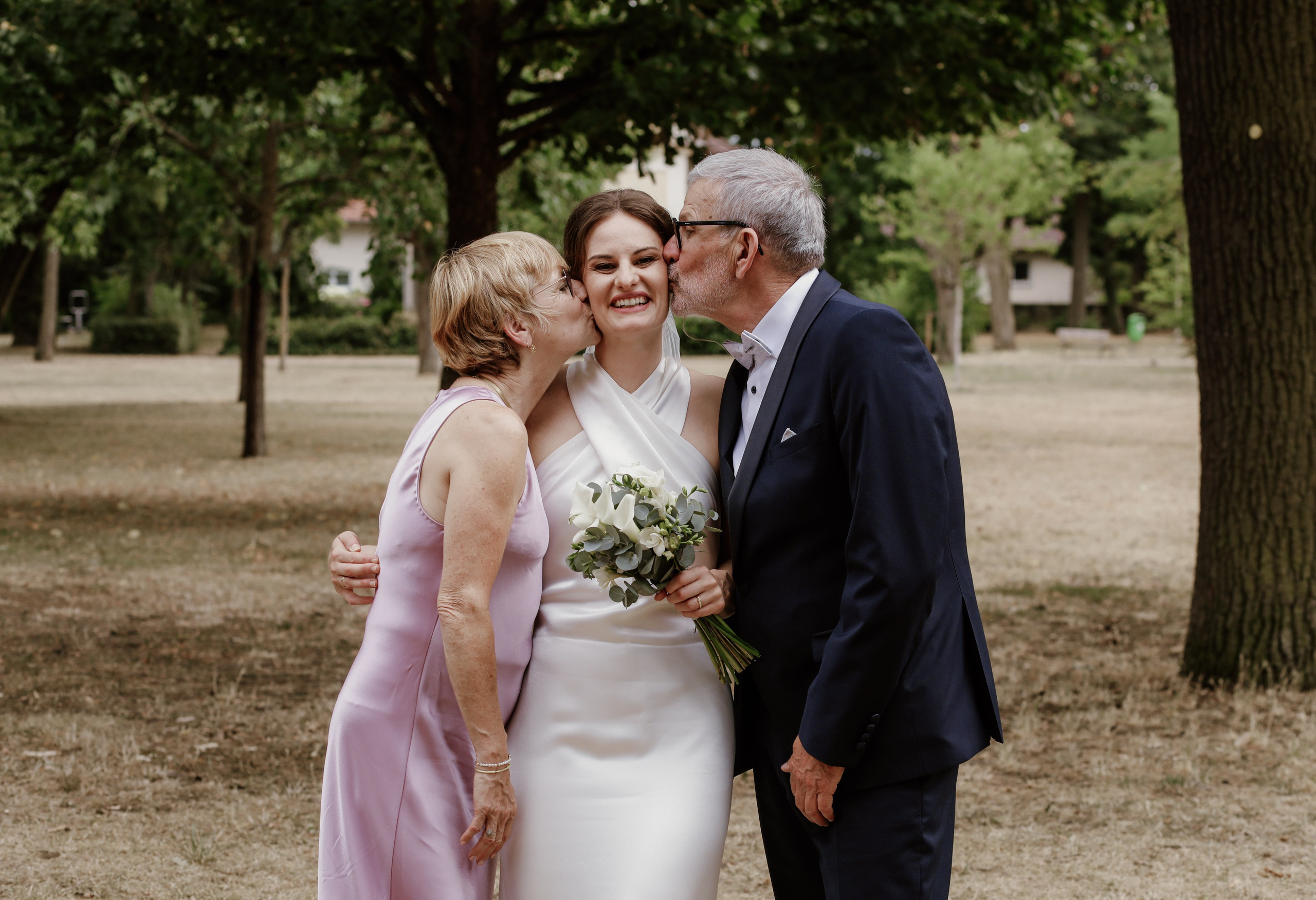 Gruppenfoto bei der Hochzeitsfeier im Schlösschen Limburgerhof – natürliche Reportage