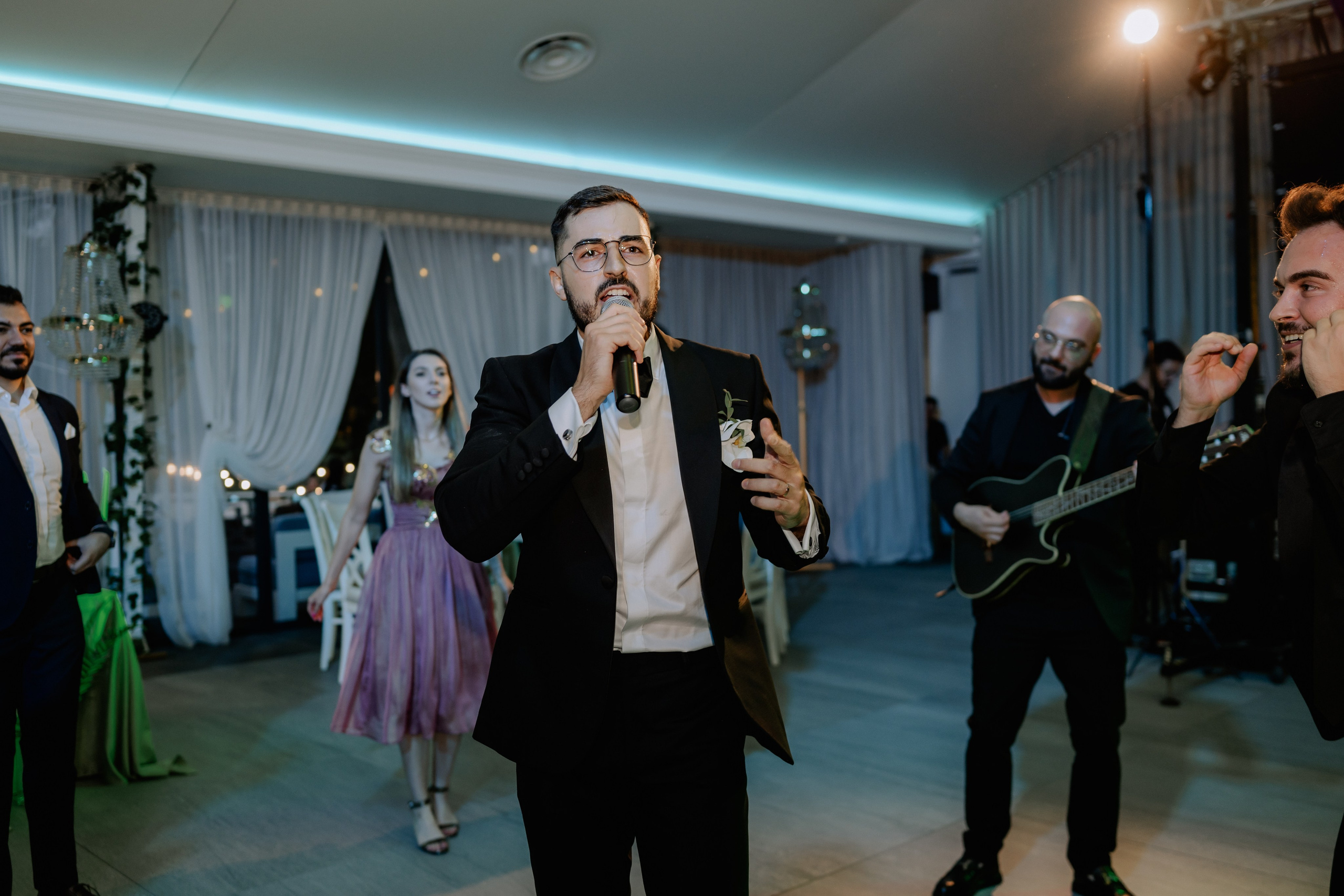 Cununie civila in aer liber , artificii de zi colorate , decor nunta , nunta la Hotel Traian. Proud Vision Weddings | Wedding Photography & Film — Servicii profesionale Foto Video Nunta Iasi