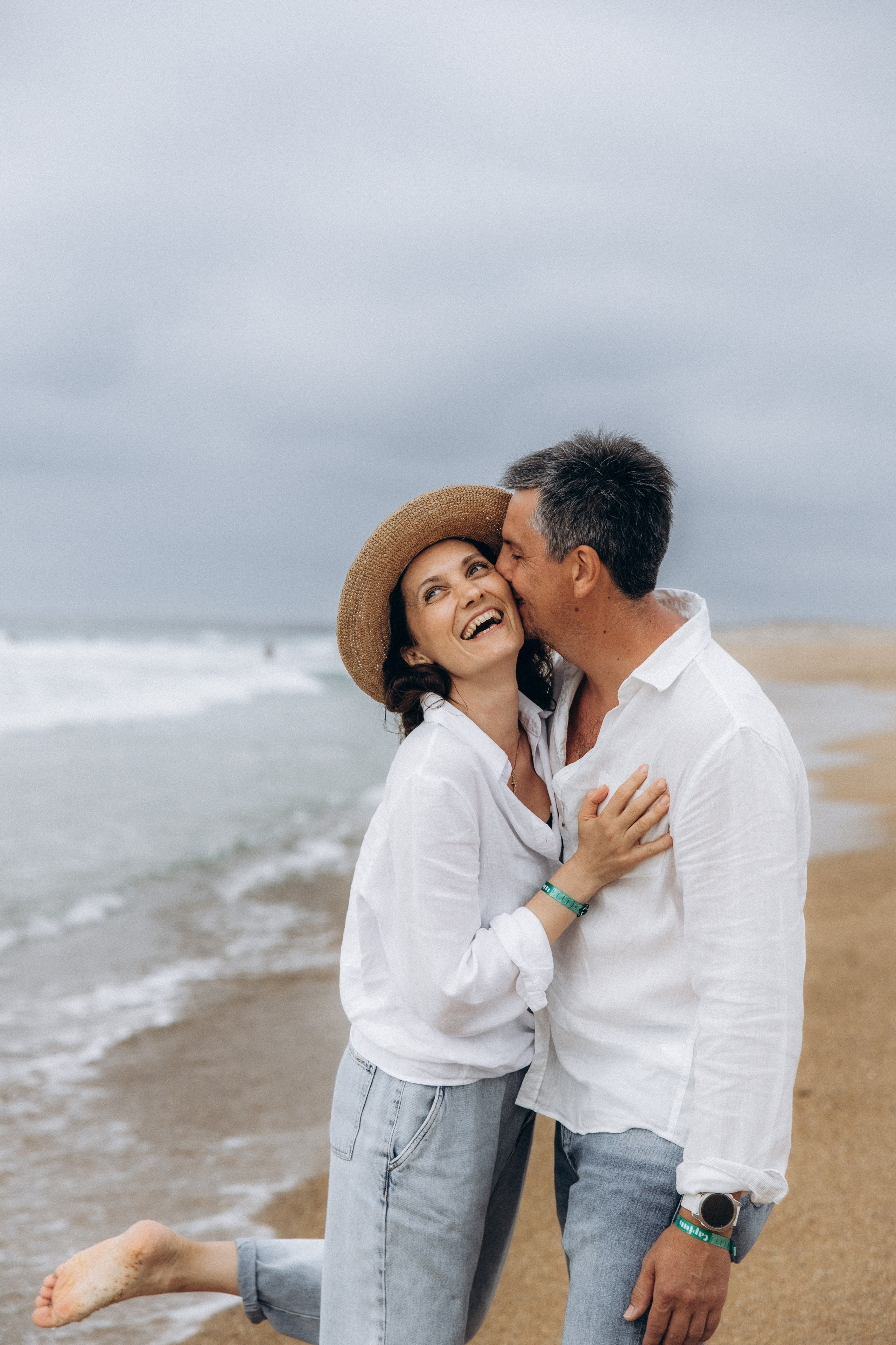 Family photoshoot by the ocean. Labenne Ocean Beach 2024. Eugenie Smirnova — wedding, corporate and lifestyle photographer in Toulouse and Southwest France