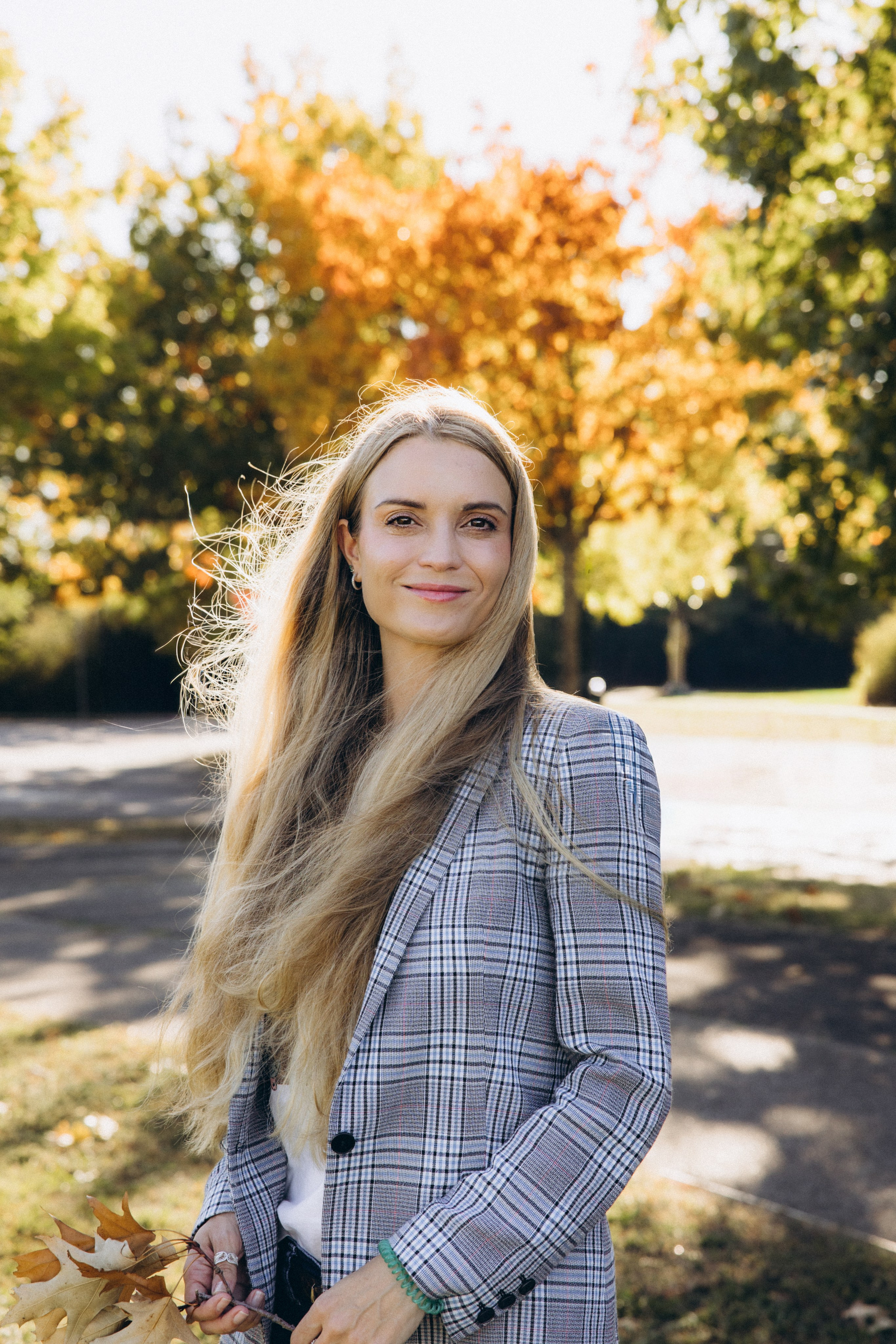 Autumn mother-son family photoshoot in Toulouse. Eugenie Smirnova — wedding, corporate and lifestyle photographer in Toulouse and Southwest France