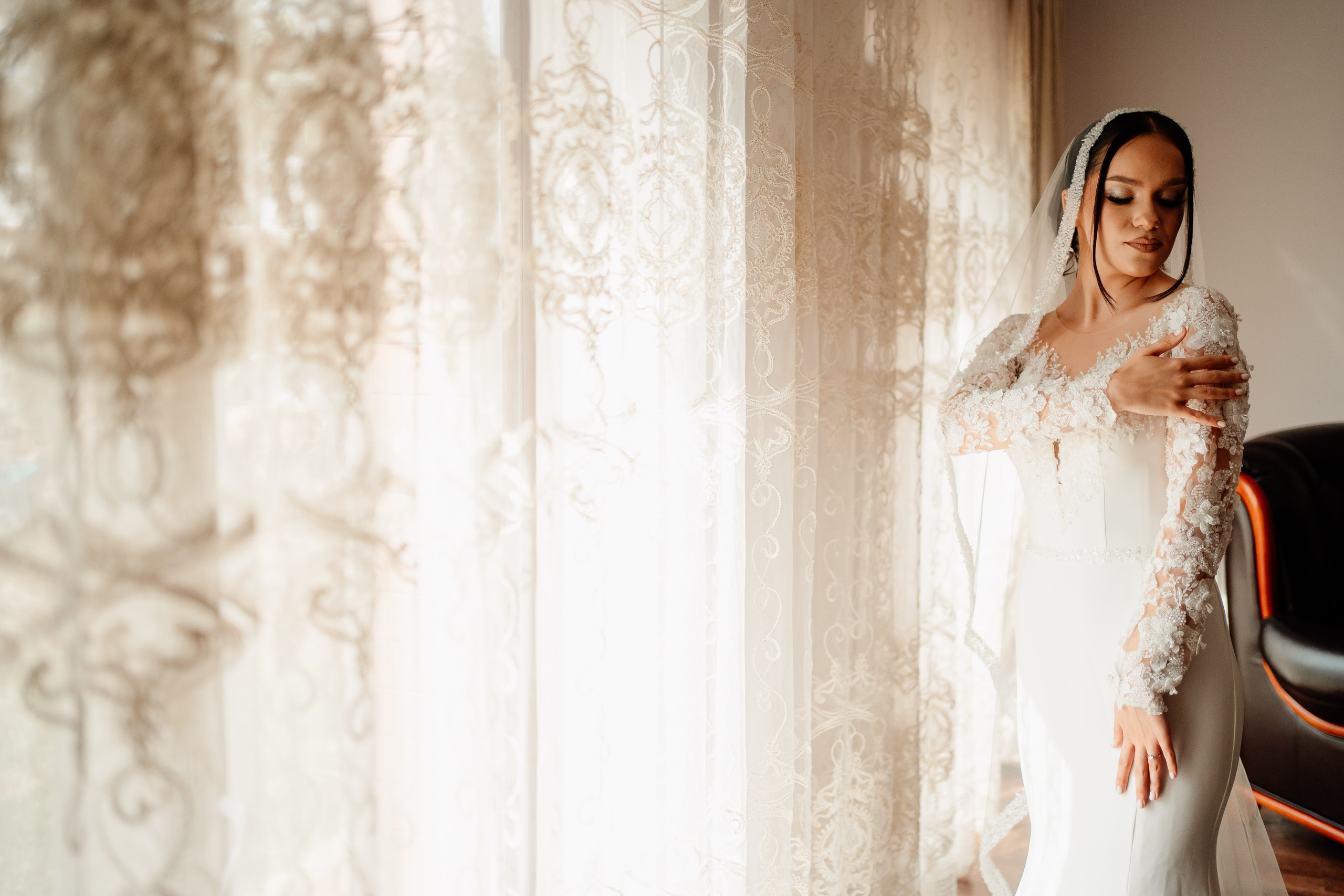 Moment emoționant între miri în ziua nunții, surprins într-un cadru natural și romantic, la Reina Events. Fotografie de nuntă profesională, editată artistic pentru a evidenția emoția și eleganța evenimentului.