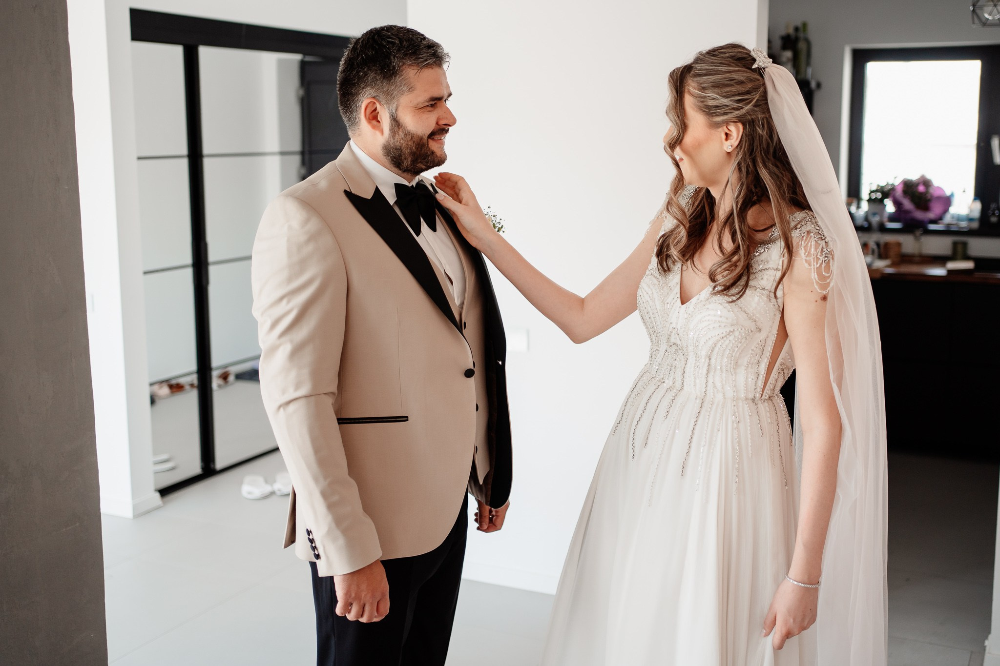 Moment emoționant între miri în ziua nunții, surprins într-un cadru natural și romantic, la Grădina Lahovari. Fotografie de nuntă profesională, editată artistic pentru a evidenția emoția și eleganța evenimentului.