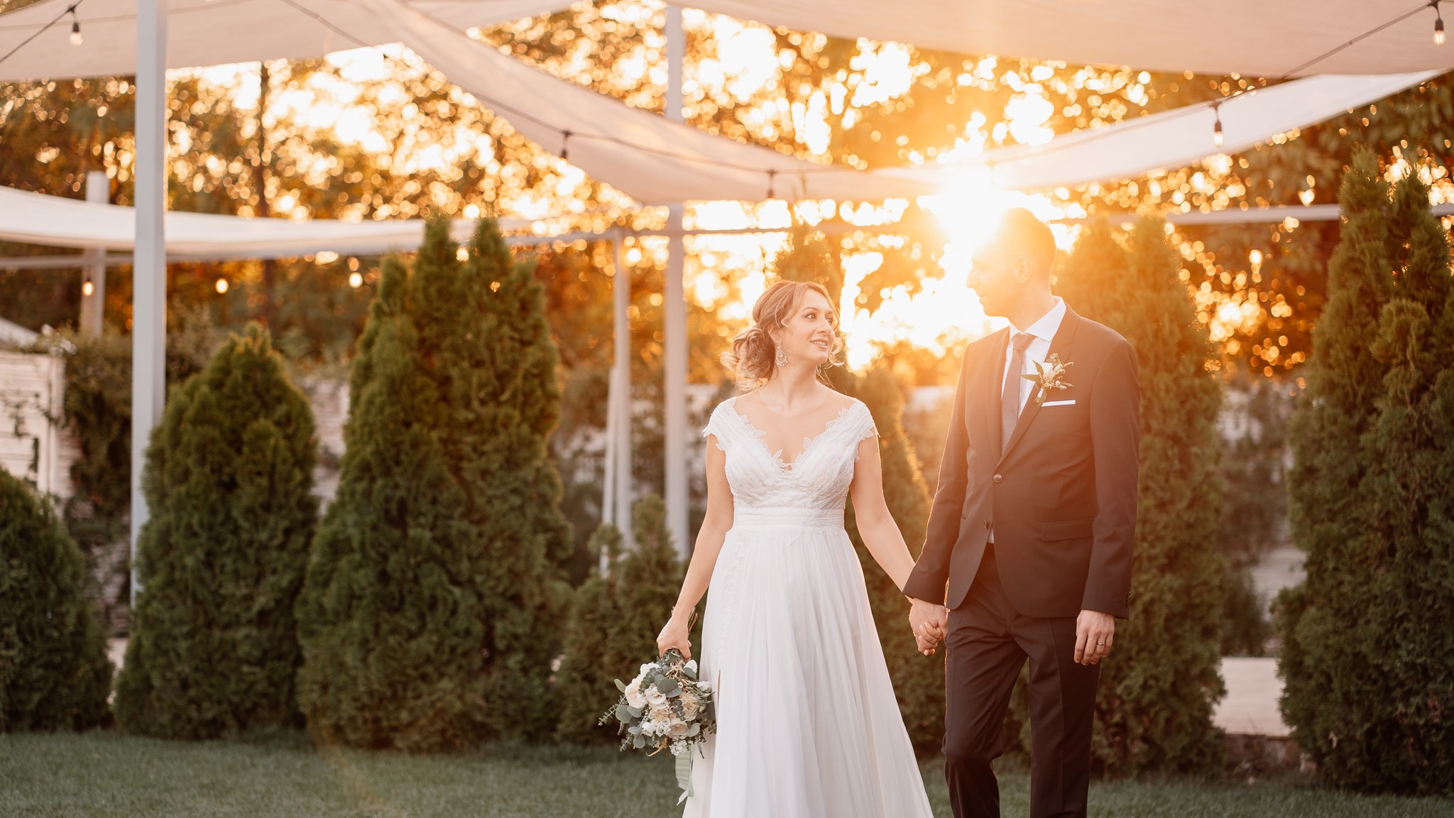 Moment emoționant între miri în ziua nunții, surprins într-un cadru natural și romantic, la Conacul din Livada. Fotografie de nuntă profesională, editată artistic pentru a evidenția emoția și eleganța evenimentului.