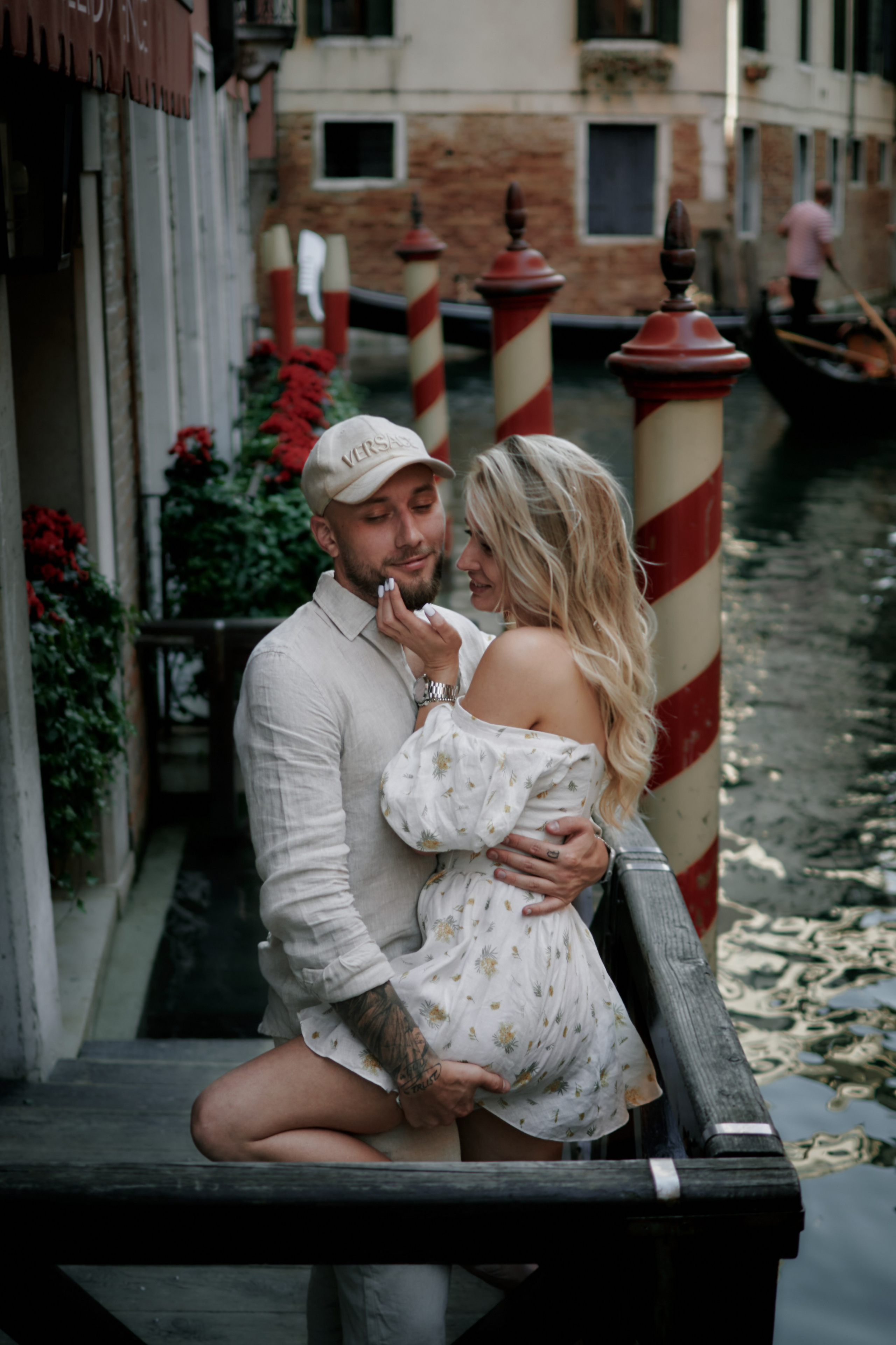 Surprise Engagement Photoshoot in Venice on a Boat. Photographer in Venice, Italy. Yana Zotova