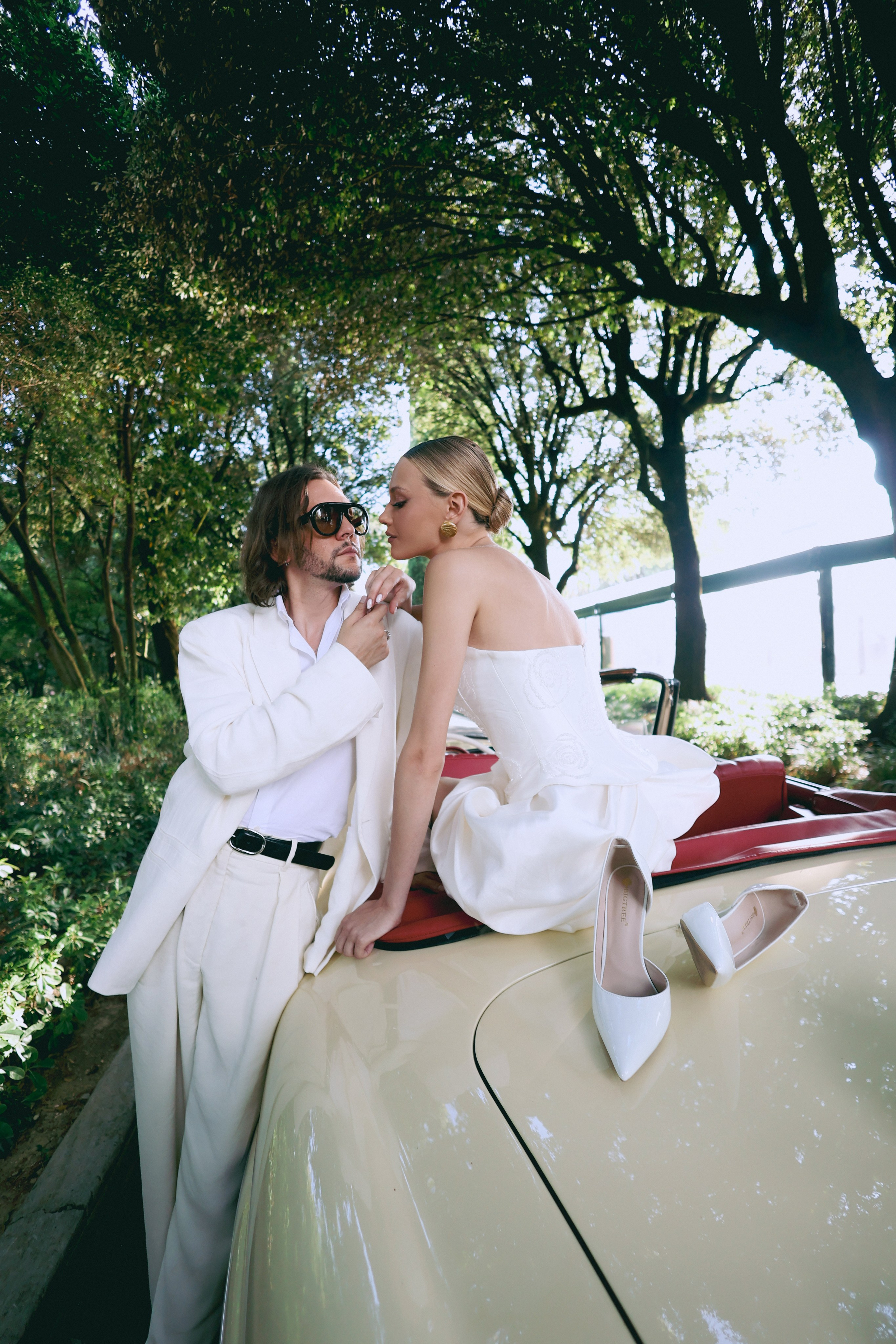 Retro car elopement Italy