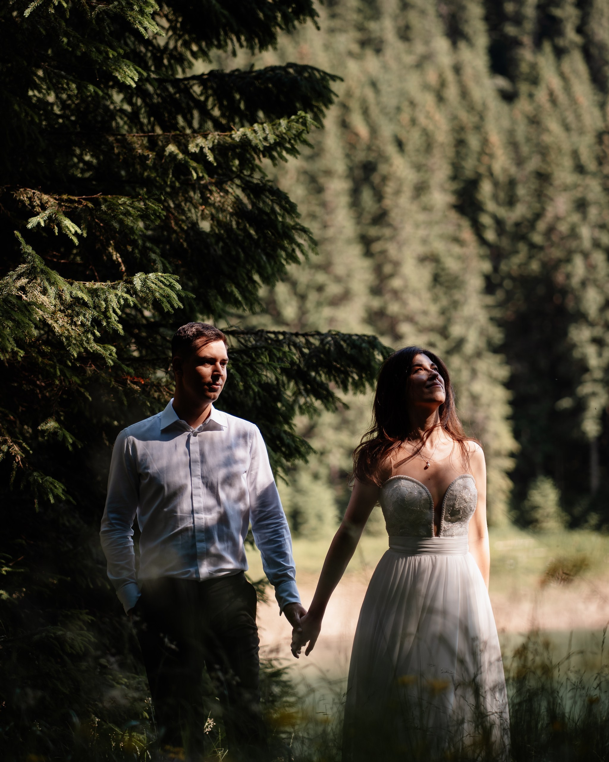 Moment emoționant între miri în ziua nunții, surprins într-un cadru natural și romantic, la Lacul Bolboci. Fotografie de nuntă profesională, editată artistic pentru a evidenția emoția și eleganța evenimentului.