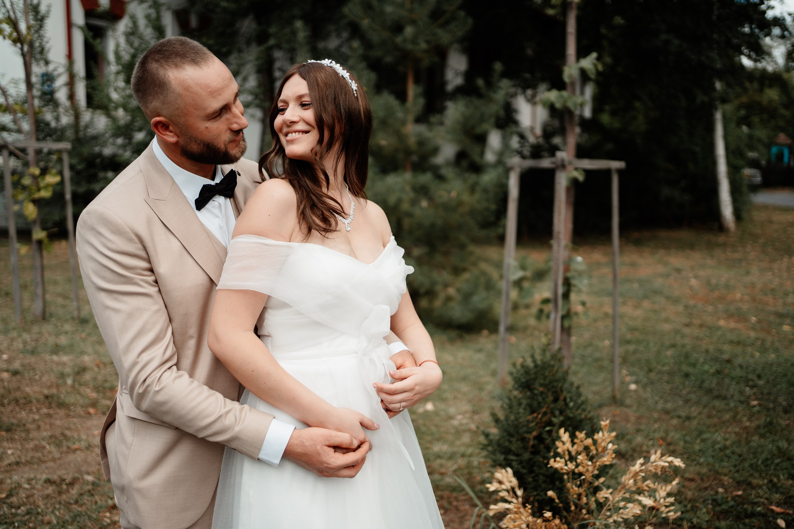 Miri fericiți în fața oficiului stării civile din Bucuresti, Sector 1, celebrând începutul unei noi vieți împreună. Fotografie de cununie civilă, capturând naturalețea și bucuria momentului special.