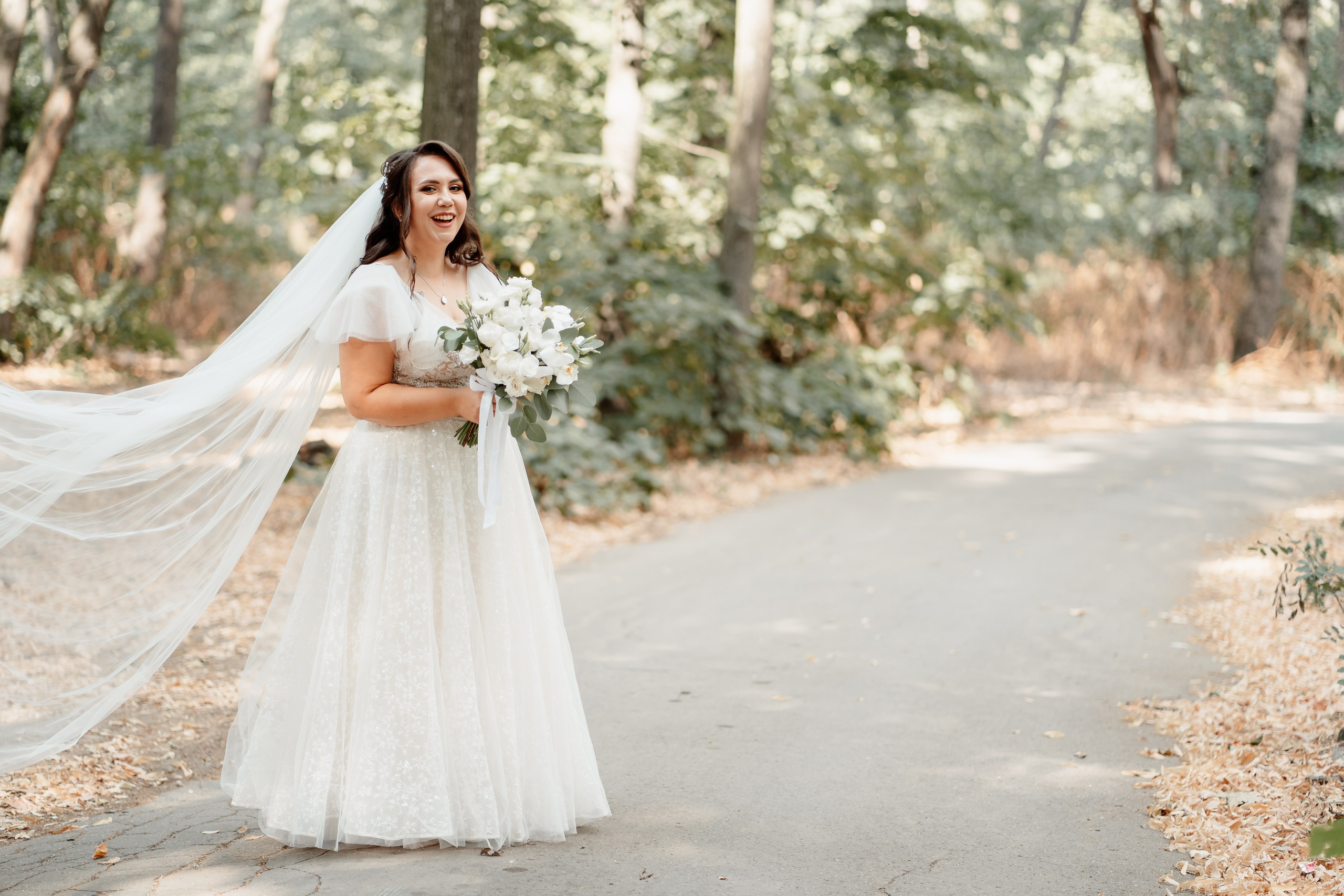 Moment emoționant între miri în ziua nunții, surprins într-un cadru natural și romantic, la Daimon Events. Fotografie de nuntă profesională, editată artistic pentru a evidenția emoția și eleganța evenimentului.