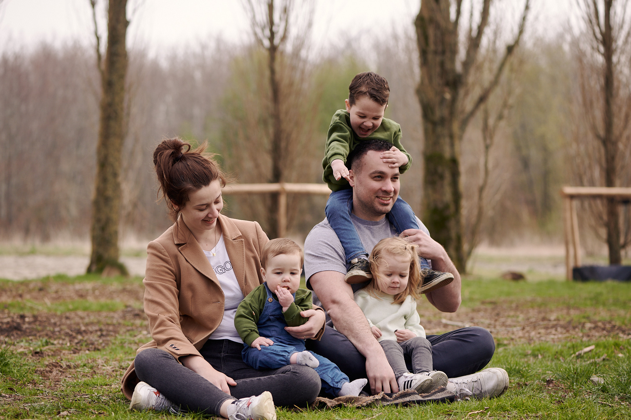 Gezinsfotoshoot in de groene kathedraal. Portret, trouw en familie fotograaf in Amsterdam en Almere