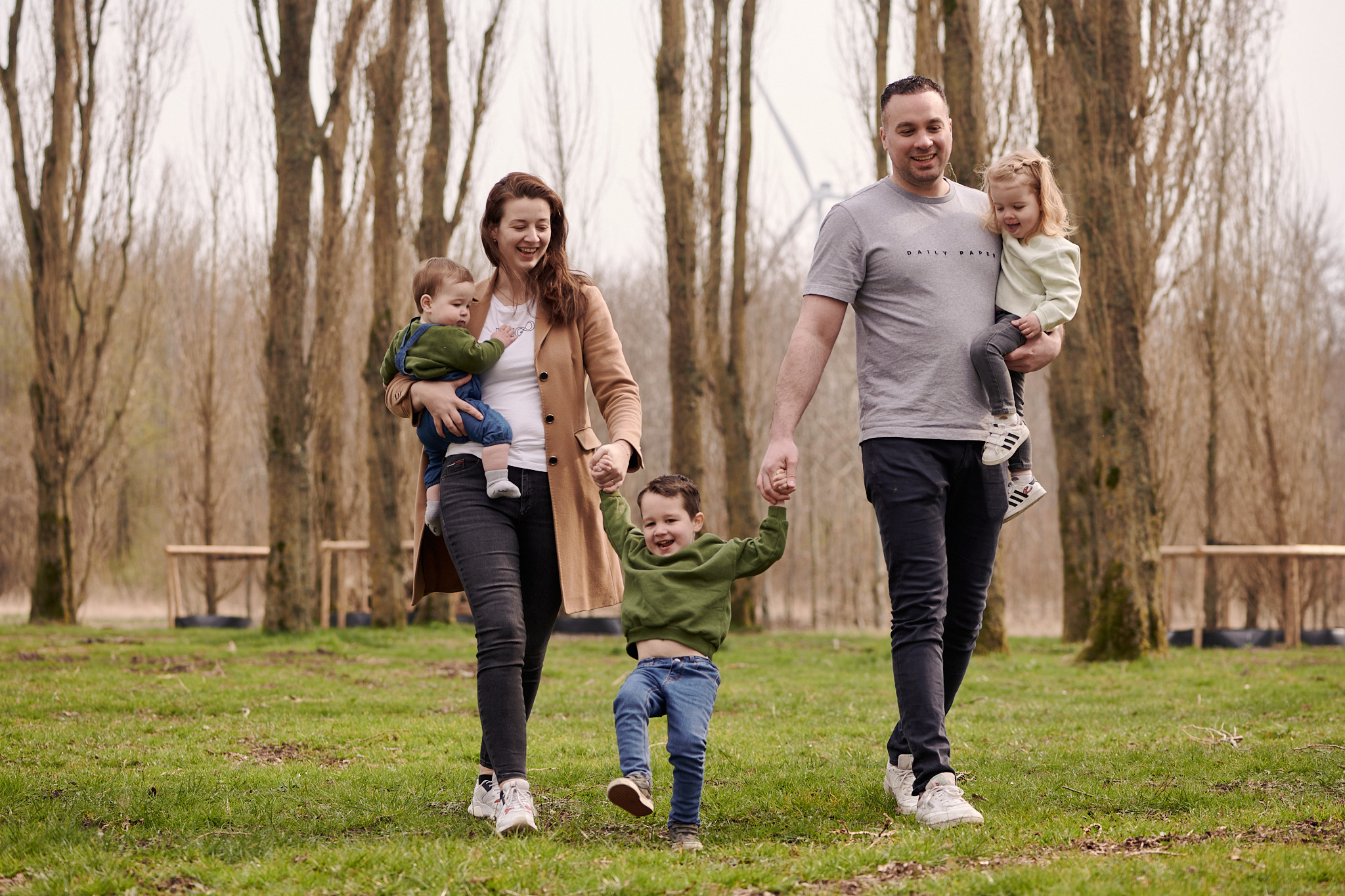Gezinsfotoshoot in de groene kathedraal. Portret, trouw en familie fotograaf in Amsterdam en Almere