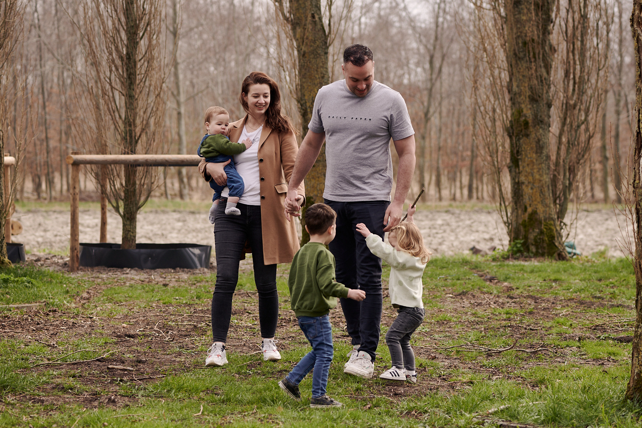 Gezinsfotoshoot in de groene kathedraal. Portret, trouw en familie fotograaf in Amsterdam en Almere